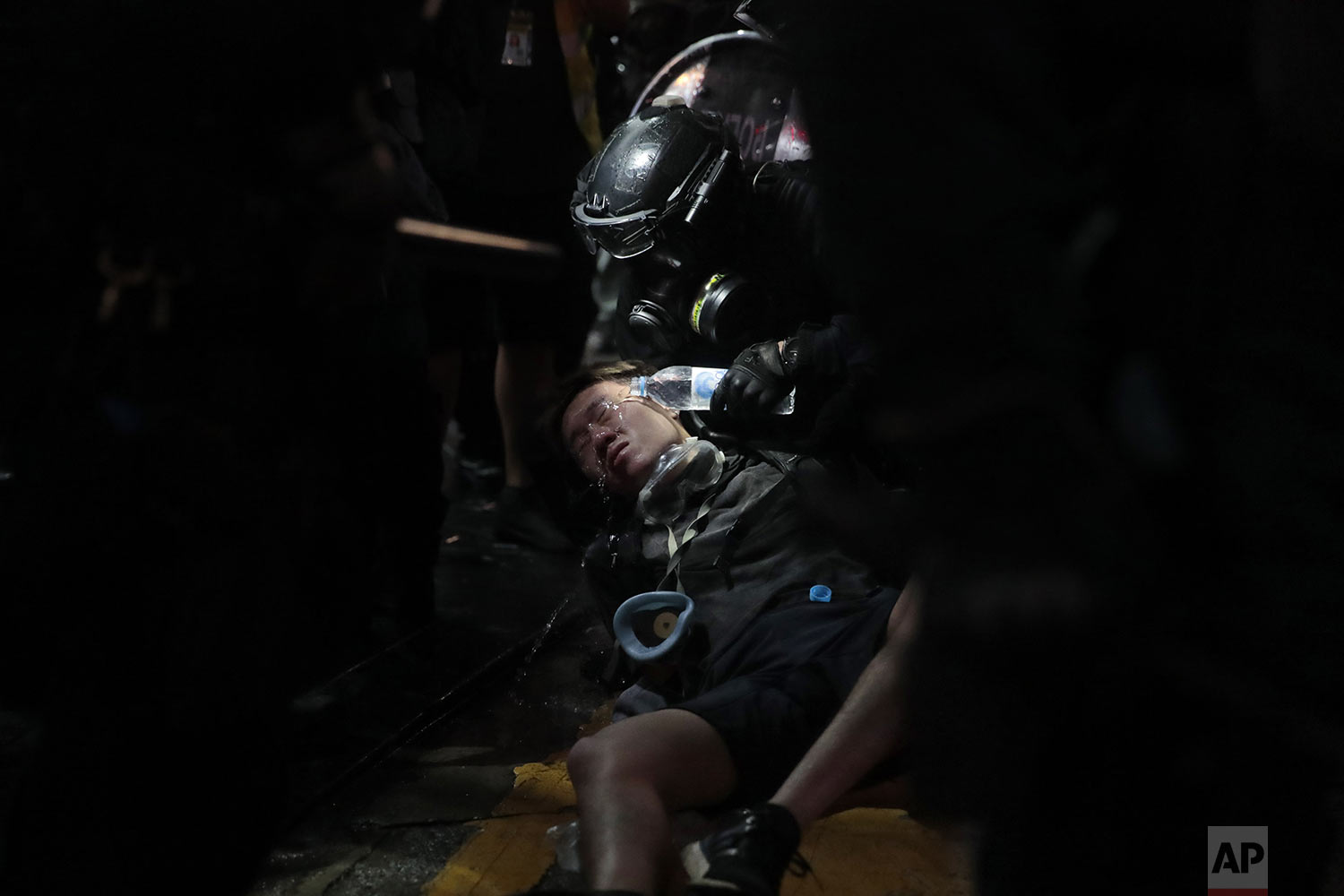  A policeman pours water on the face of a protestor who was detained in Hong Kong, Saturday, Aug. 31, 2019. (AP Photo/Jae C. Hong) 