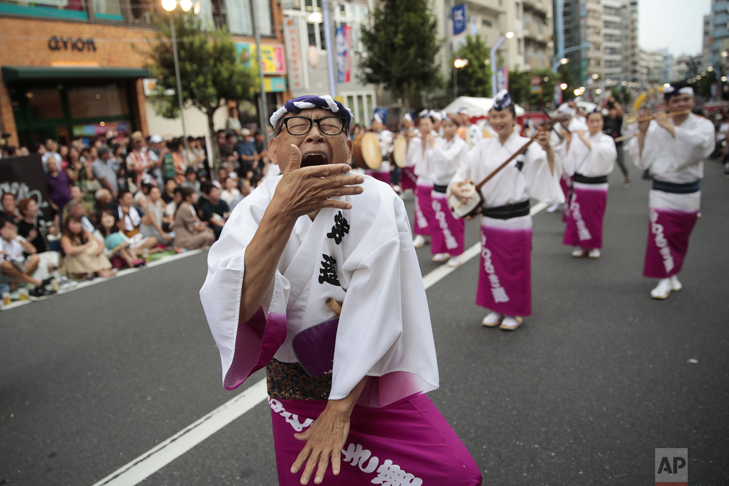  A dancer entertains spectators at the Koenji Awa-Odori dance festival, Saturday, Aug. 24, 2019, in the Koenji neighborhood of Tokyo. (AP Photo/Jae C. Hong) 