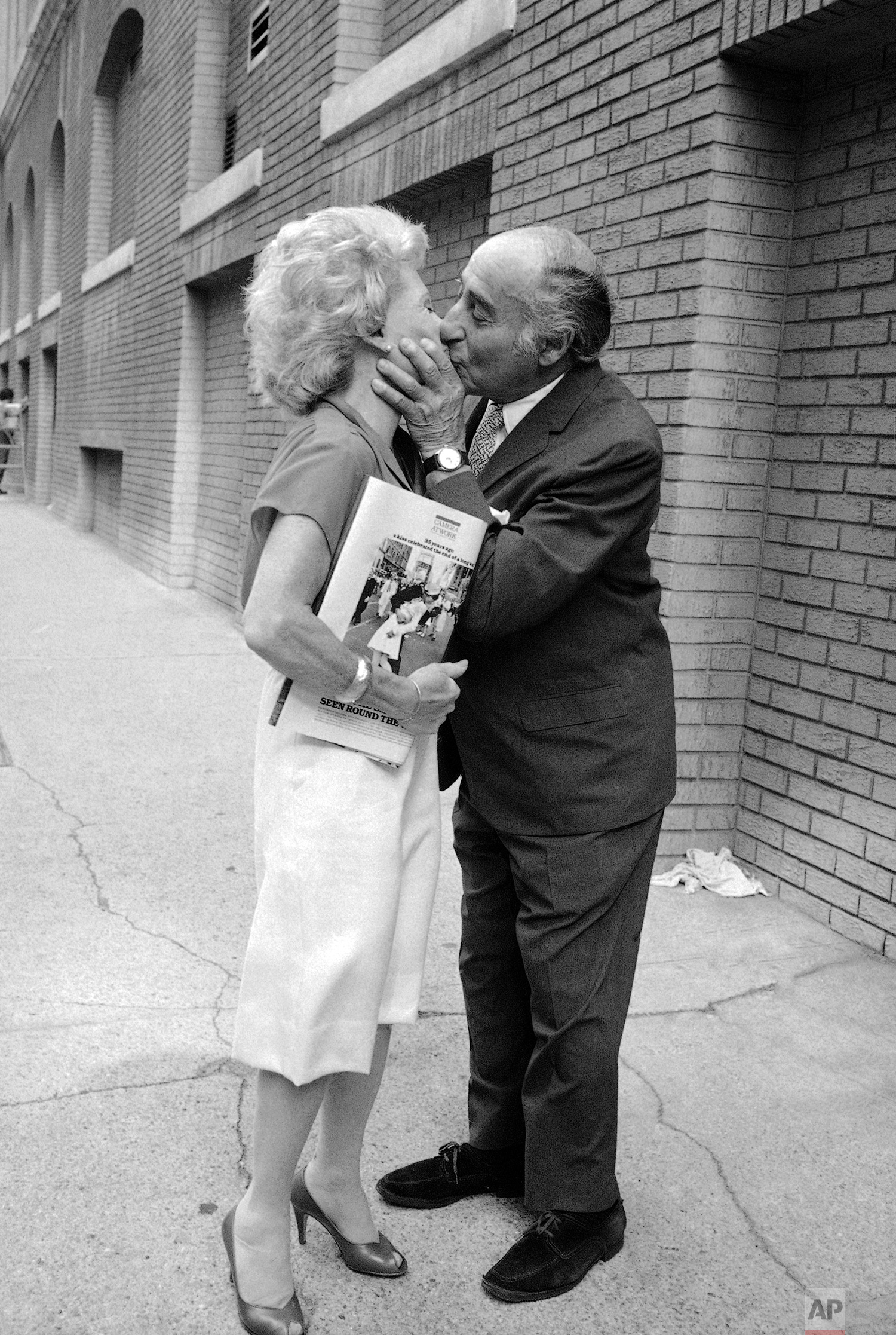 alfred eisenstaedt vj day photo alfred eisenstaedt vj day photo