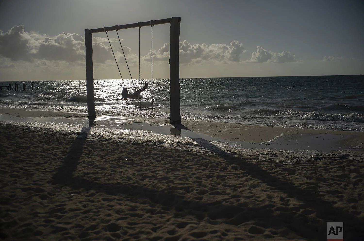 Tourist Loren Fantasia from Baltimore, swings on the beach before the arrival of Hurricane Dorian, in Freeport, Bahamas, Aug. 30, 2019. Forecasters said the hurricane is expected to keep on strengthening and become a Category 3 later in the day. (AP Photo / Ramon Espinosa)