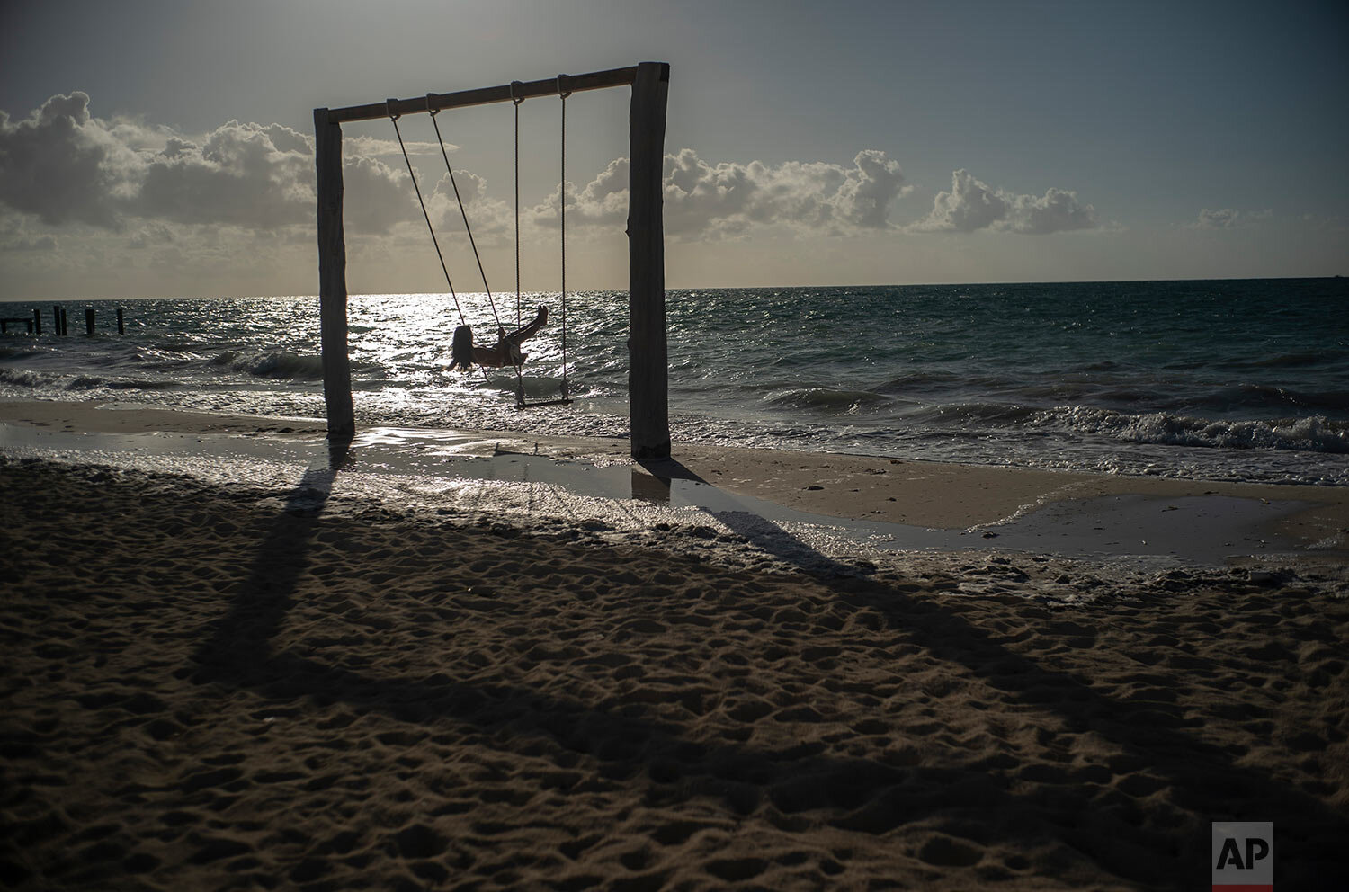 Tourist Loren Fantasia from Baltimore, swings on the beach before the arrival of Hurricane Dorian, in Freeport, Bahamas, Friday, Aug. 30, 2019. Forecasters said the hurricane is expected to keep on strengthening and become a Category 3 later in the day. (AP Photo / Ramon Espinosa)