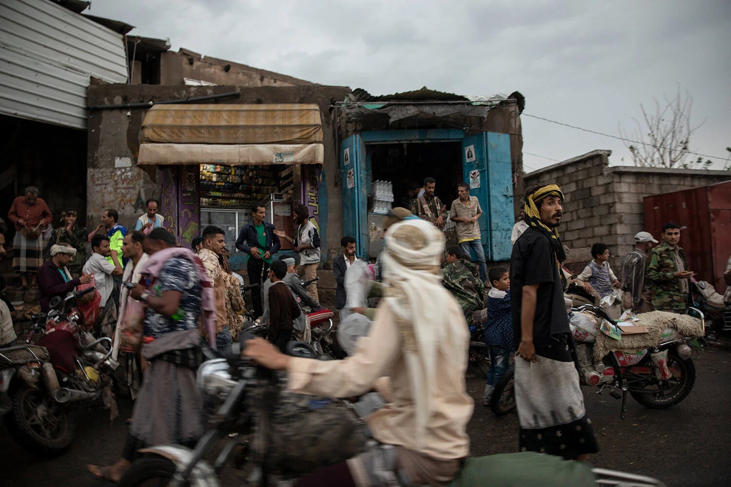 People gather at a market in Dhale province, in Yemen. (AP Photo/Nariman El-Mofty)