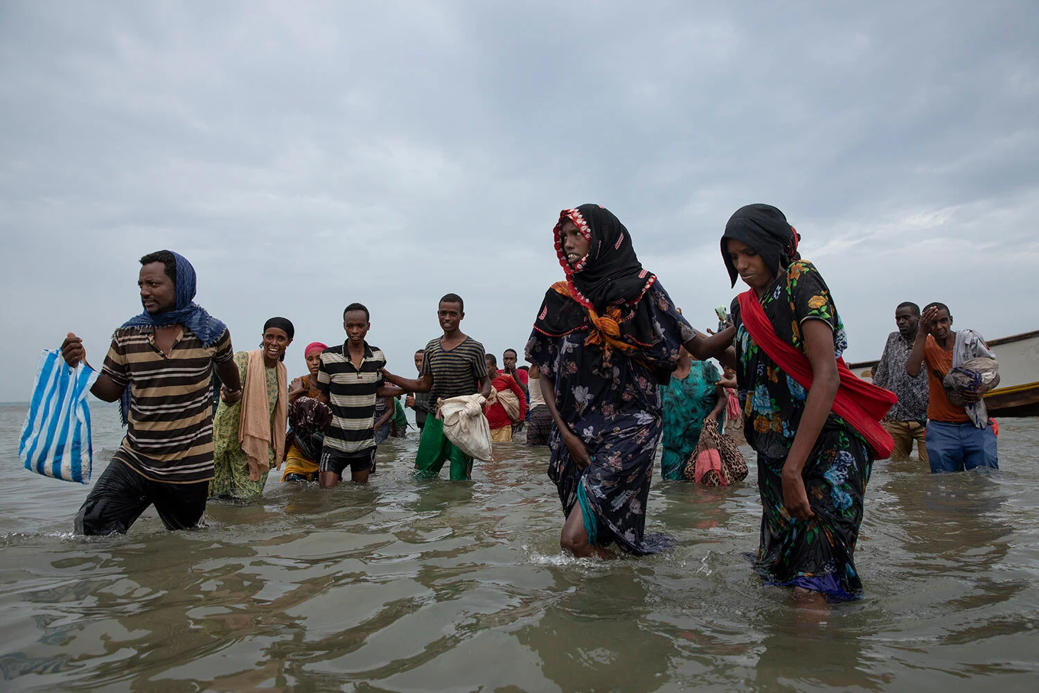 مهاجرون إثيوبيون ينزلون من قارب على شواطئ رأس العارة ، لحج ، اليمن.  (AP Photo / ناريمان المفتي)