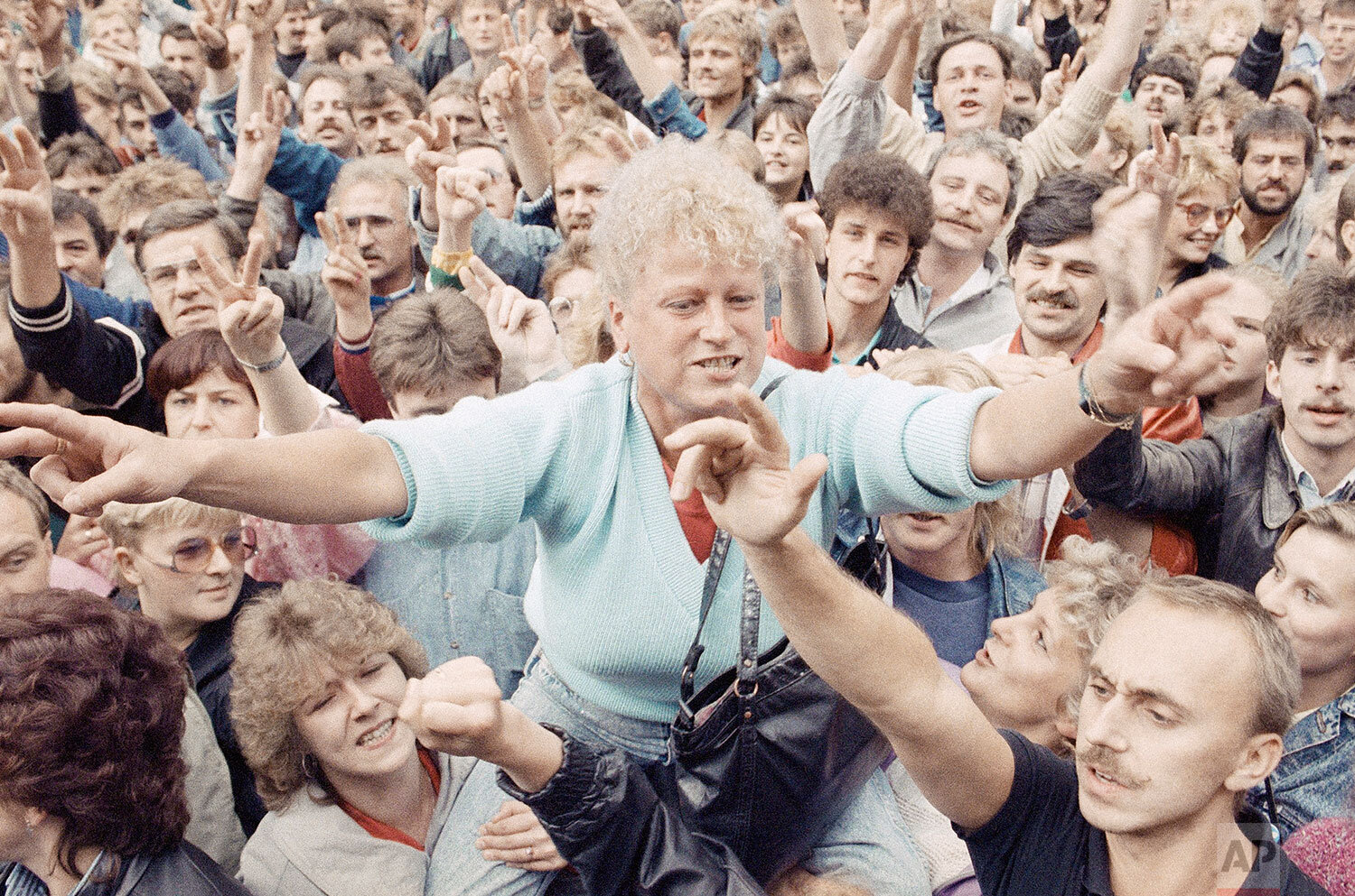  East German demonstrators raise their hands in a victory sign during a demonstration in Leipzig, East Germany, Sept. 4, 1989. (AP Photo/Rainer Klostermeier) 