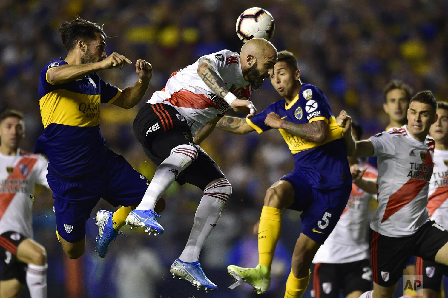 Javier Pinola of River Plate heads the ball during a Copa Libertadores semifinal second leg soccer match against Boca Juniors at La Bombonera stadium in Buenos Aires, Argentina, Tuesday, Oct. 22, 2019. (AP Photo/Gustavo Garello)