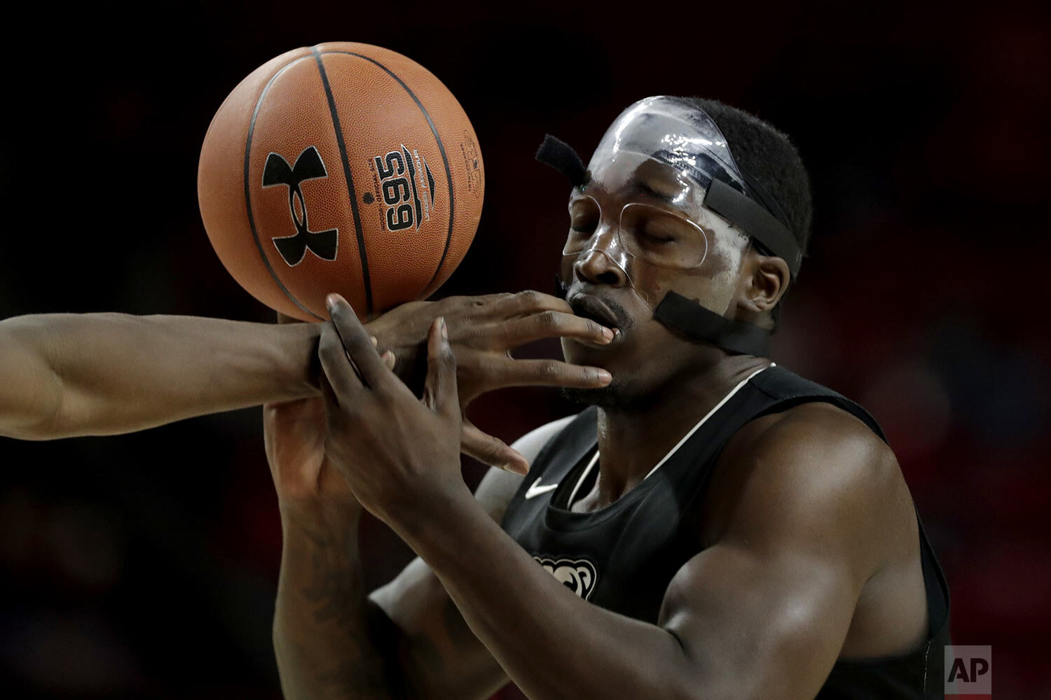  Oakland forward Xavier Hill-Mais, right, tries to control the ball to shoot as Maryland forward Jalen Smith reaches in during the first half of an NCAA college basketball game, Saturday, Nov. 16, 2019, in College Park, Md. (AP Photo/Julio Cortez) 