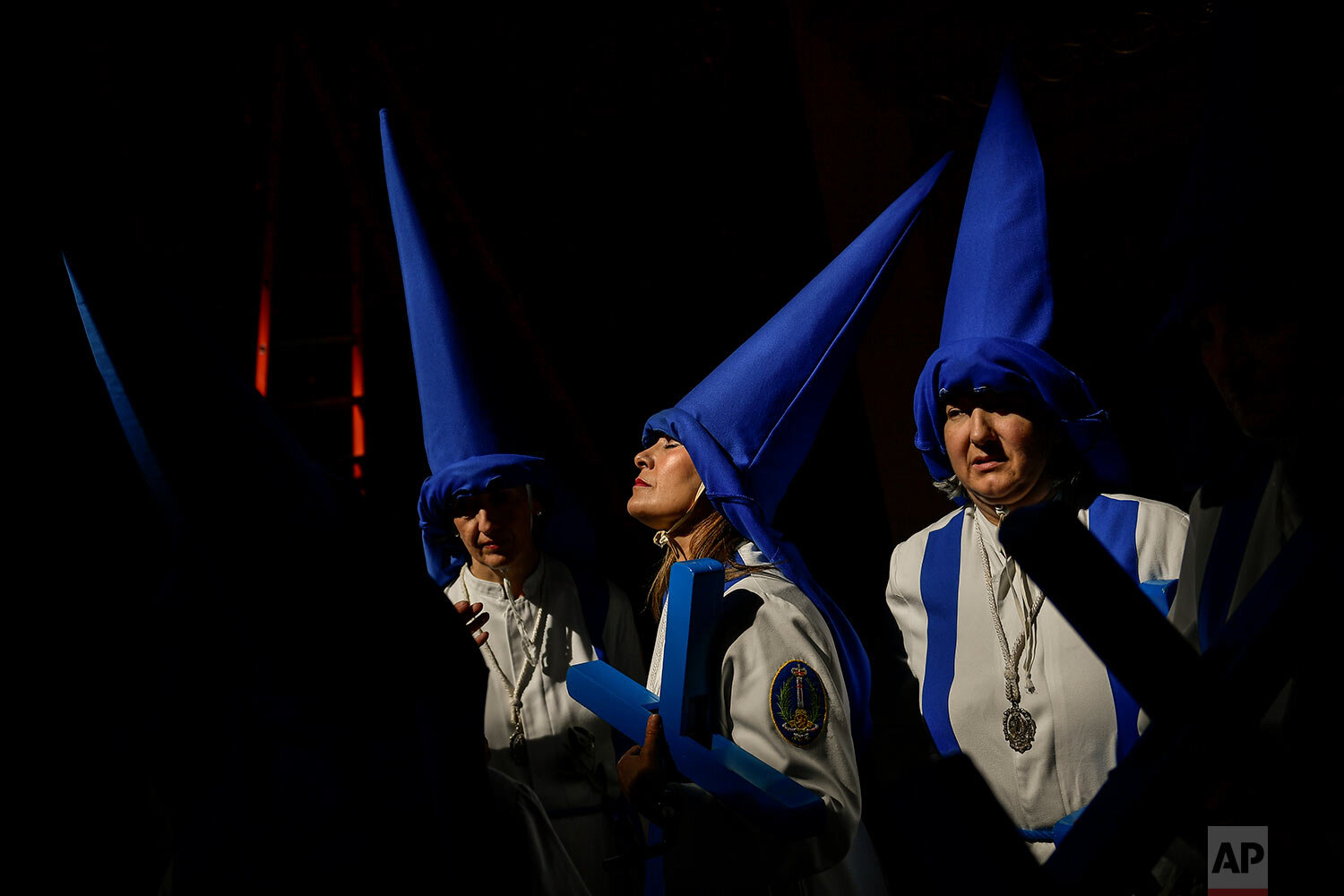  Hooded penitents from the ''Entrada de Jesus en Jerusalen'' brotherhood prepare to take part in a Holy Week Palm Sunday procession in Zaragoza, Spain, on April 14, 2019. (AP Photo/Alvaro Barrientos) 