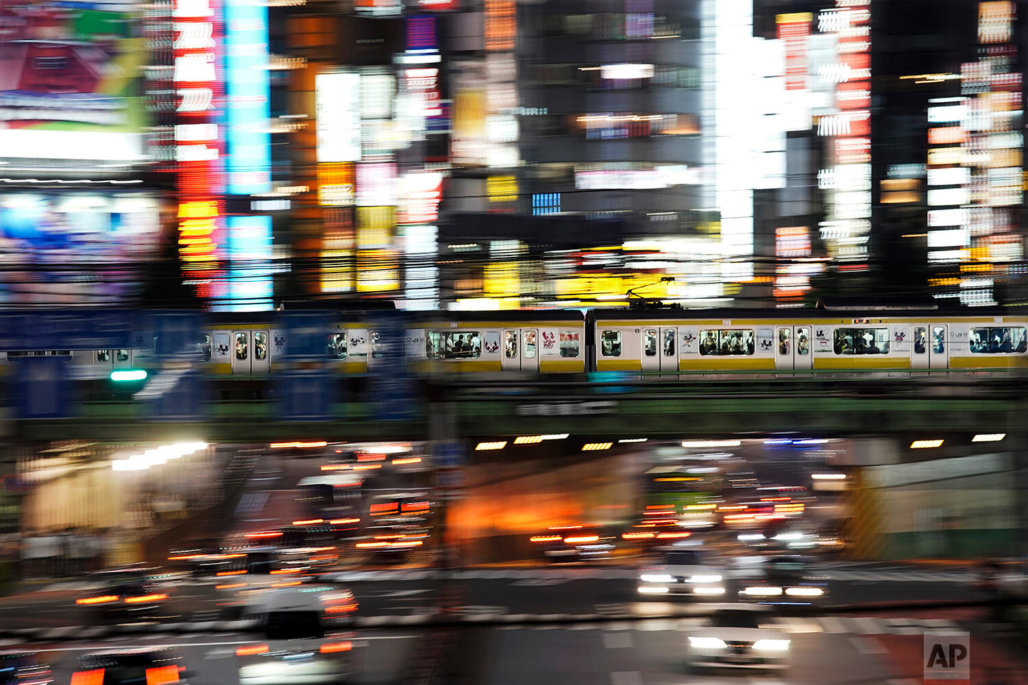  A train packed with commuters travels through the Shinjuku district of Tokyo during the evening rush hour on July 30, 2019. (AP Photo/Jae C. Hong) 