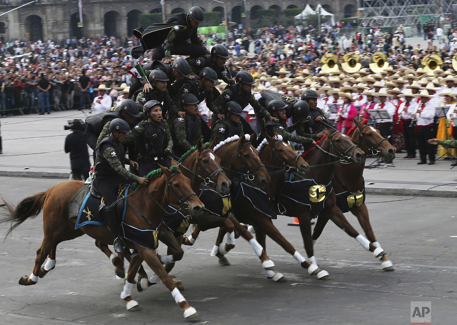 Жизнь латинской америки. Парад в Латинской Америке. Испанцы в Латинской Америке. Латинская Америка лошадь. Российские войска в Латинской Америке.