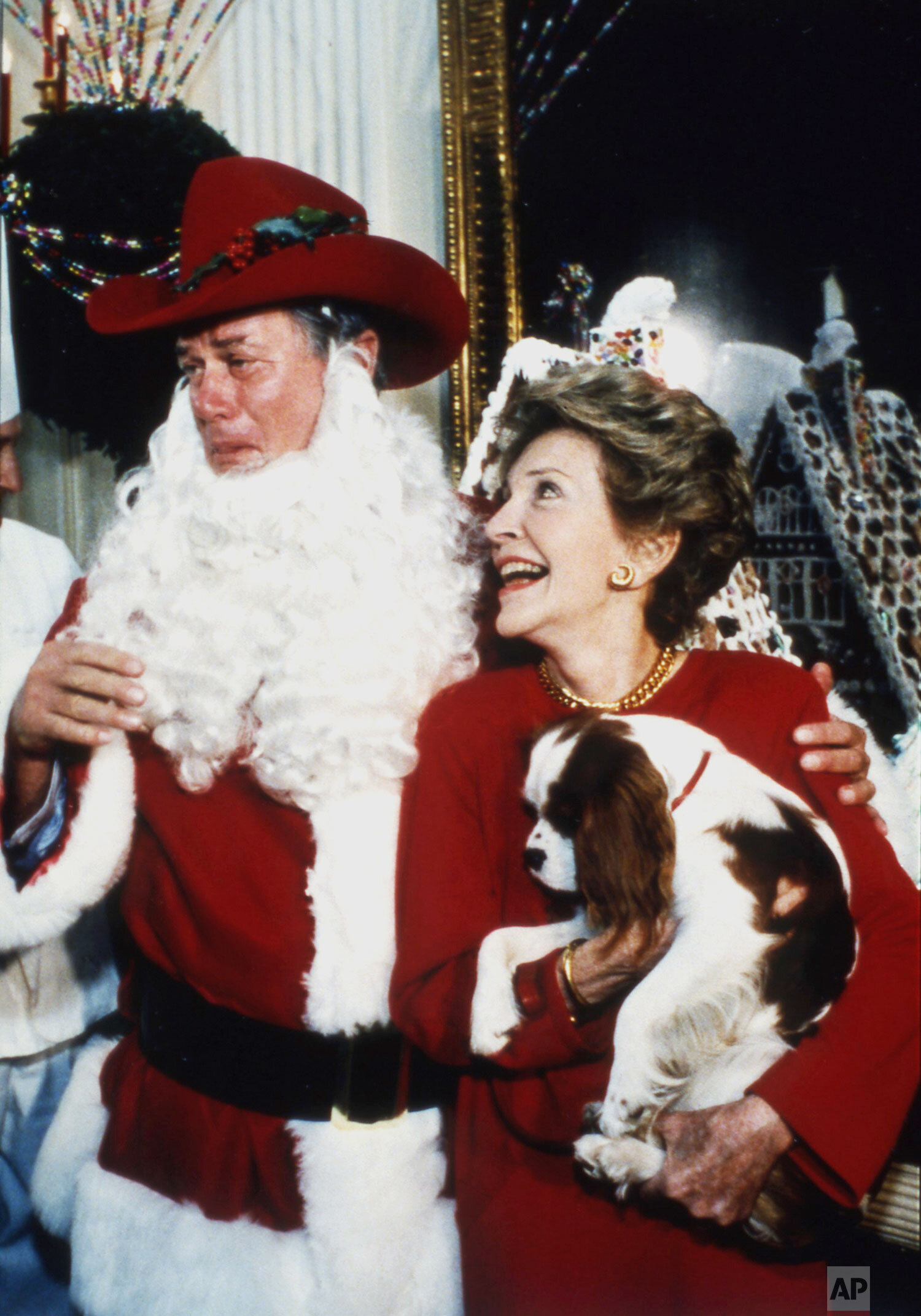  America's First Lady Nancy Reagan holding Rex the dog with Larry Hagman who is dressed as Santa, at the White House, Monday, Dec. 9, 1985, in Washington, USA. (AP Photo/Bob Daugherty) 