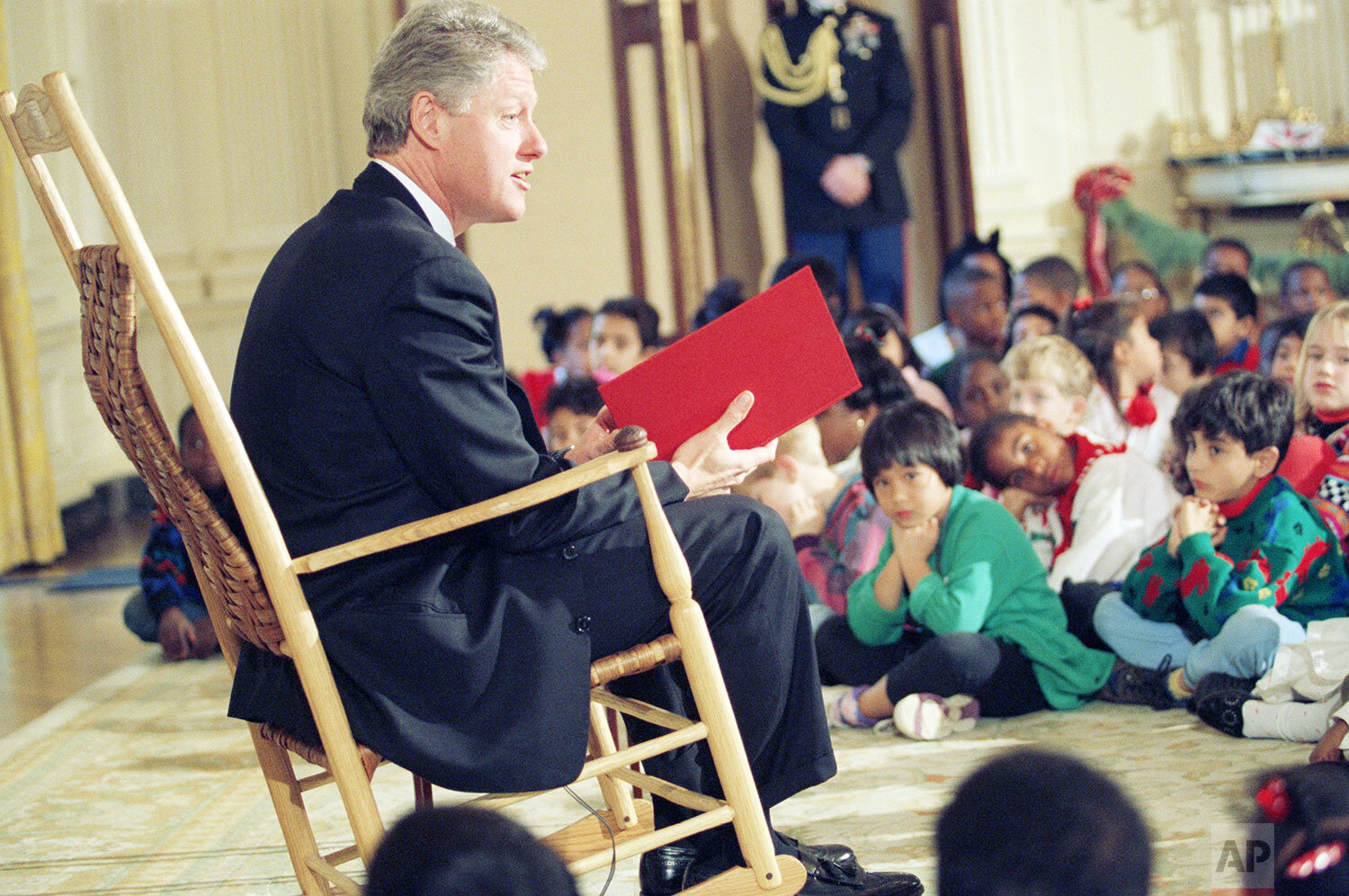  U.S. President Bill Clinton reads The Night Before Christmas to Washington area elementary school students, in the State Dining Room of the White House, Washington, Friday, Dec. 17, 1993. (AP Photo/Joe Marquette) 