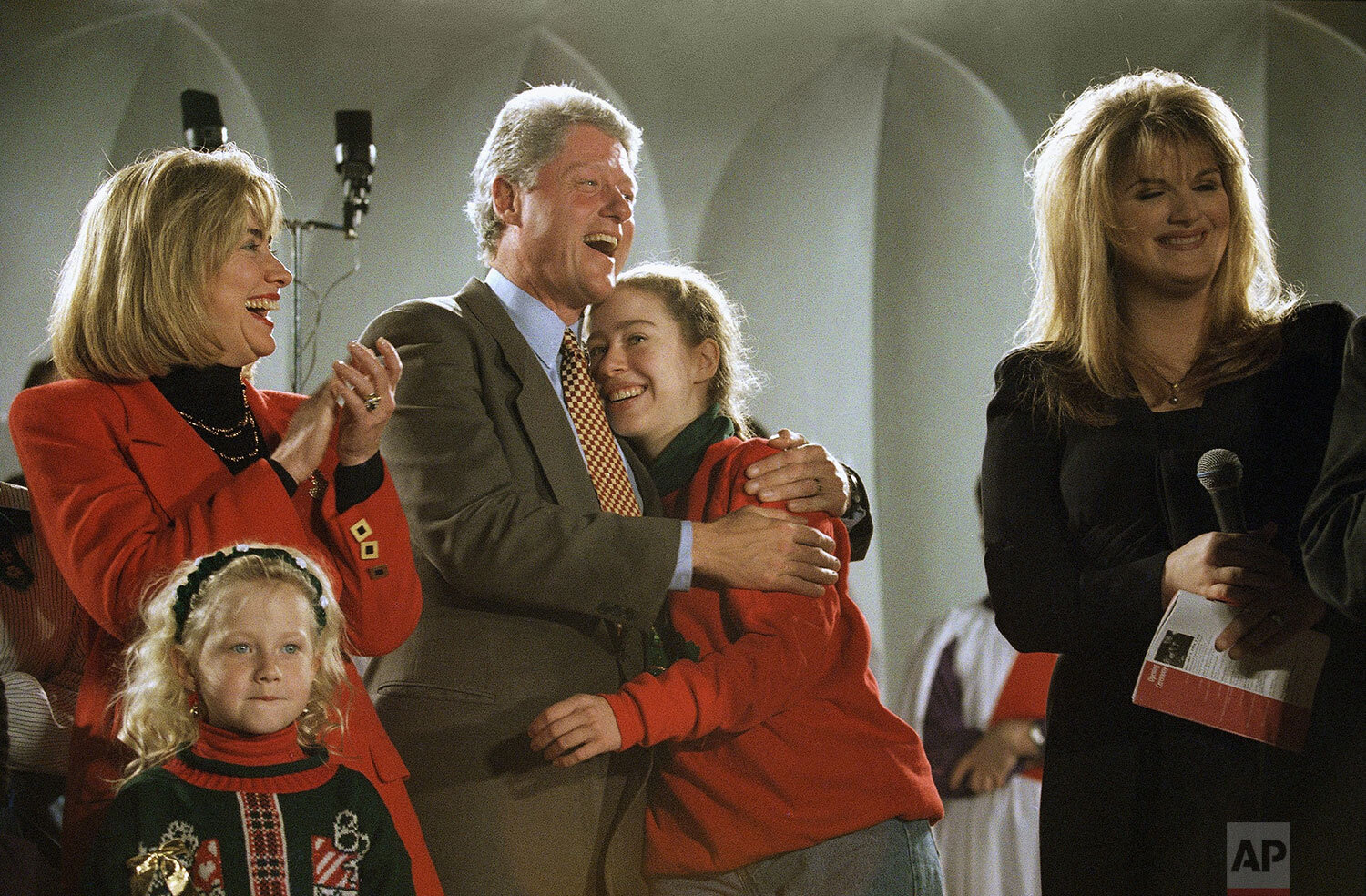  President Bill Clinton, first lady Hillary Rodham Clinton and daughter Chelsea, along with Dacie Marshall, five and one-half, sing during the Pageant of Peace on the Ellipse in Washington, Dec. 7, 1994. (AP Photo/Wilfredo Lee) 