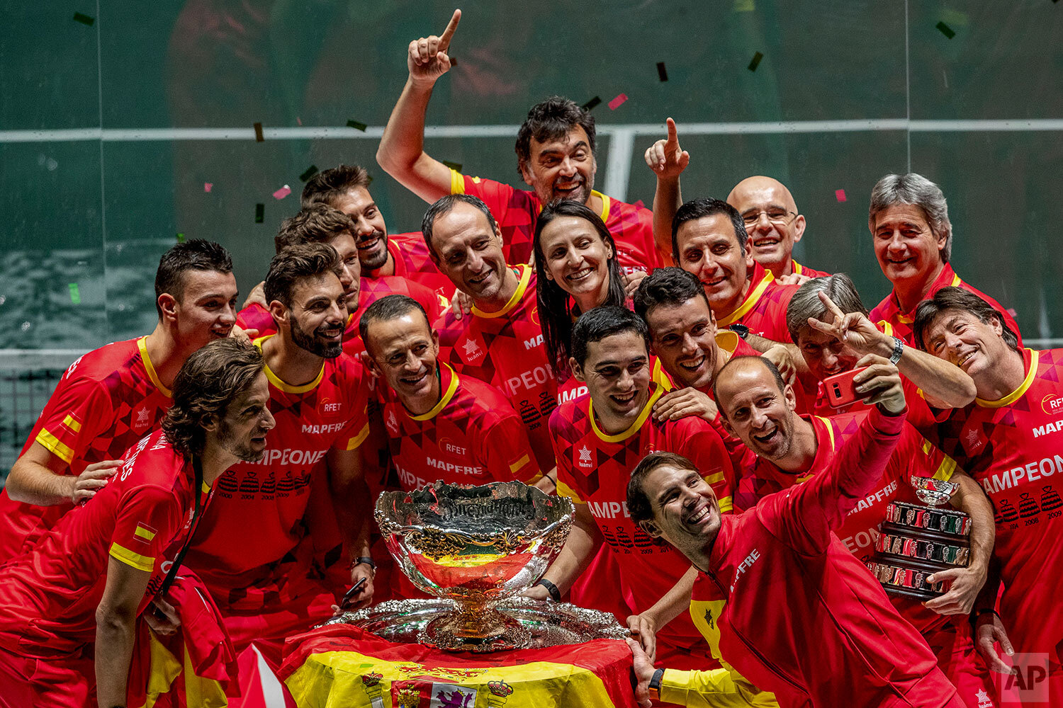  Spain's Rafael Nadal, foreground, takes a selfie with fellow players and team staff posing with the trophy after Spain defeated Canada 2-0 to win the Davis Cup final in Madrid, Spain, Sunday, Nov. 24, 2019. (AP Photo/Bernat Armangue) 