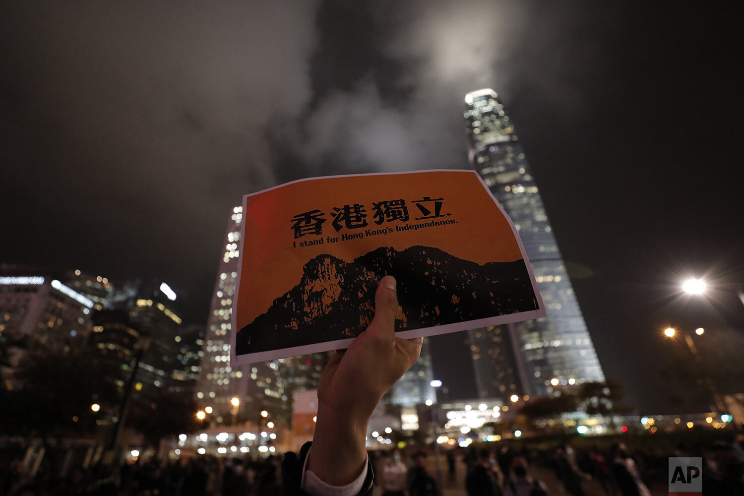  A man holds a sign reading "Hong Kong Independence" during a rally in Hong Kong, Monday, Dec. 23, 2019.  (AP Photo/Lee Jin-man) 