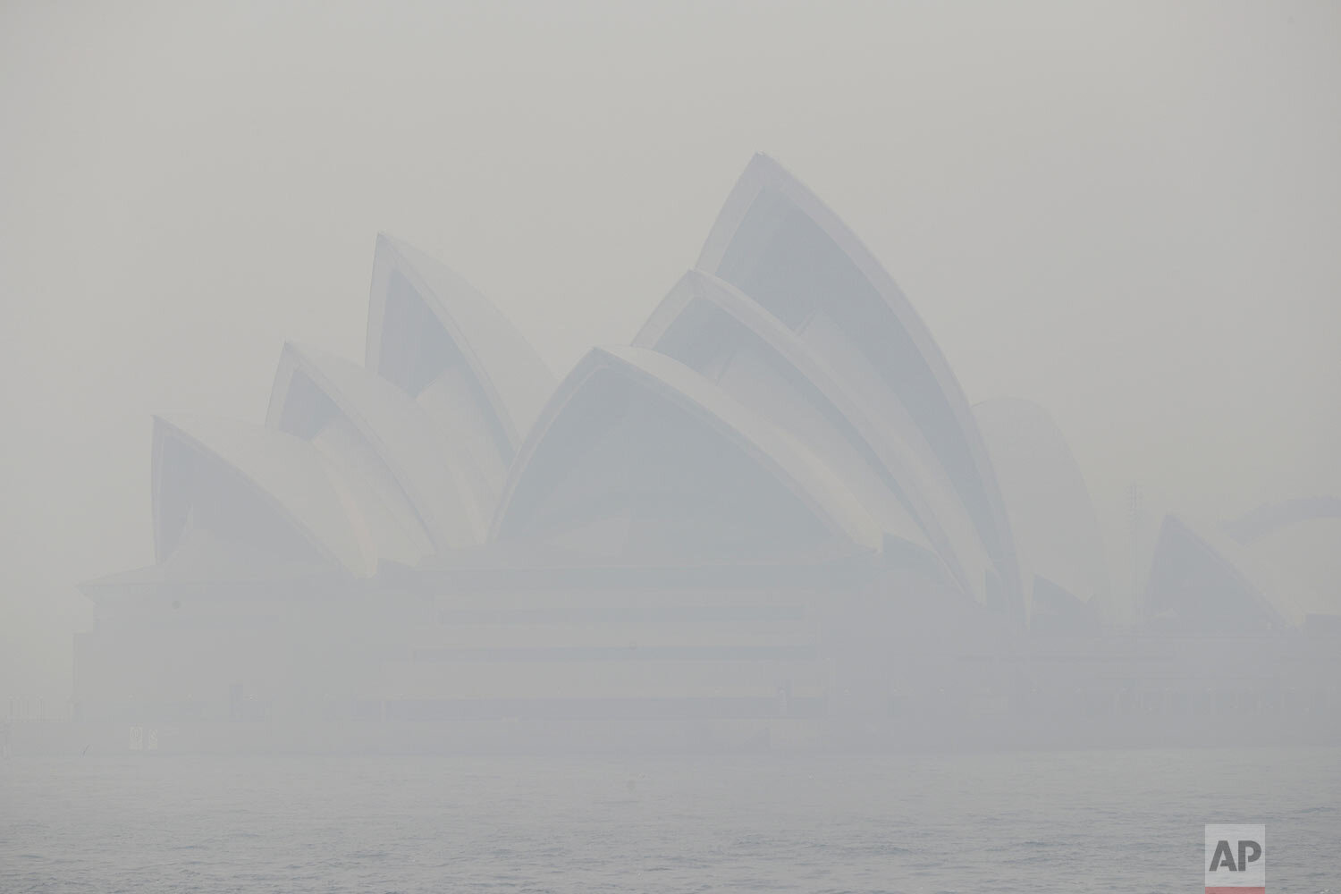  Thick smoke from wildfires shroud the Opera House in Sydney, Australia, Tuesday, Dec. 10, 2019. . (AP Photo/Rick Rycroft) 