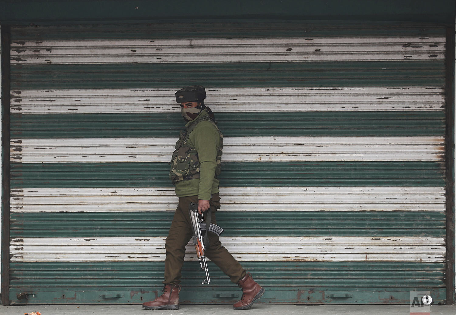  An Indian policeman patrols near the site of an explosion at a market in Srinagar, Indian controlled Kashmir, Tuesday, Nov. 26, 2019. (AP Photo/Mukhtar Khan) 