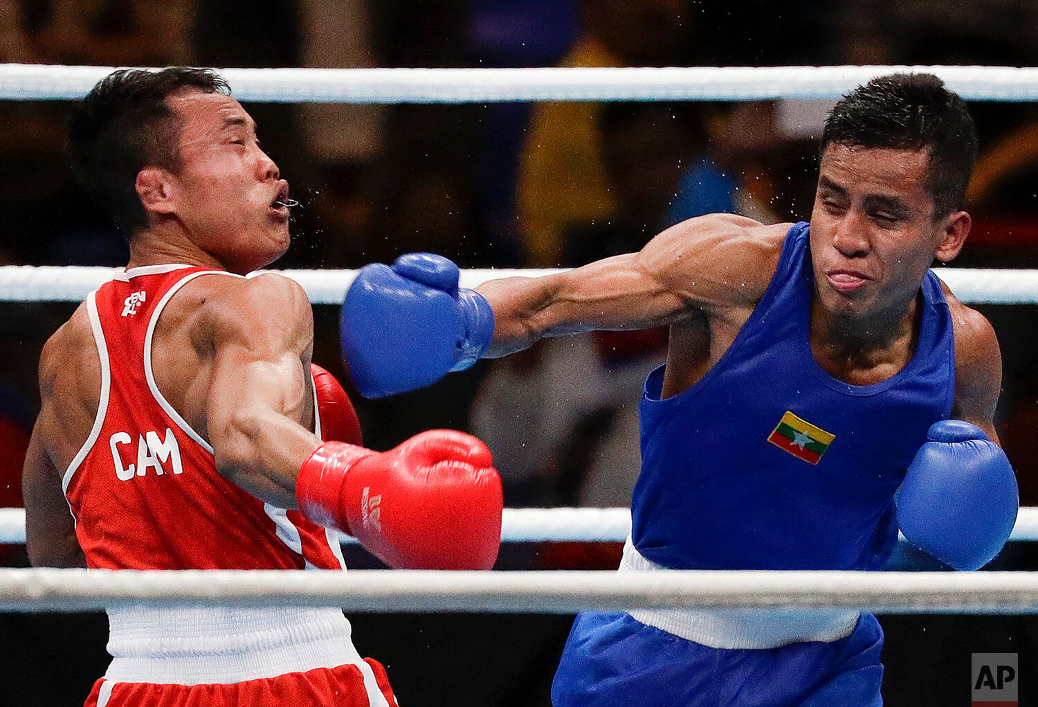  Myanmar’s Latt Naing, right, lands a punch on Cambodia’s Nat Sieknin during their men's bantam weight (56kg) boxing quarterfinals match at the 30th South East Asian Games in Manila, Philippines on Wednesday Dec. 4, 2019. MyanmarÅfs Naing won the mat