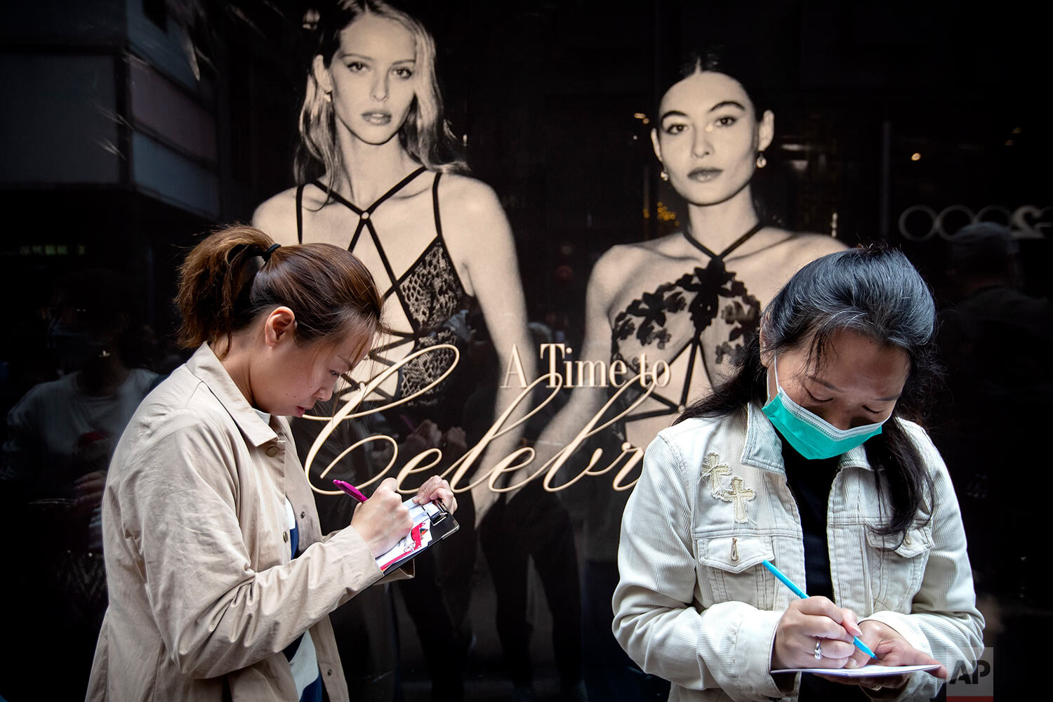  People write Christmas cards for detained and jailed protesters during a rally in Hong Kong, Monday, Dec. 16, 2019. China's premier said Monday that turmoil over amendments to extradition legislation has damaged Hong Kong society on all fronts. (AP 