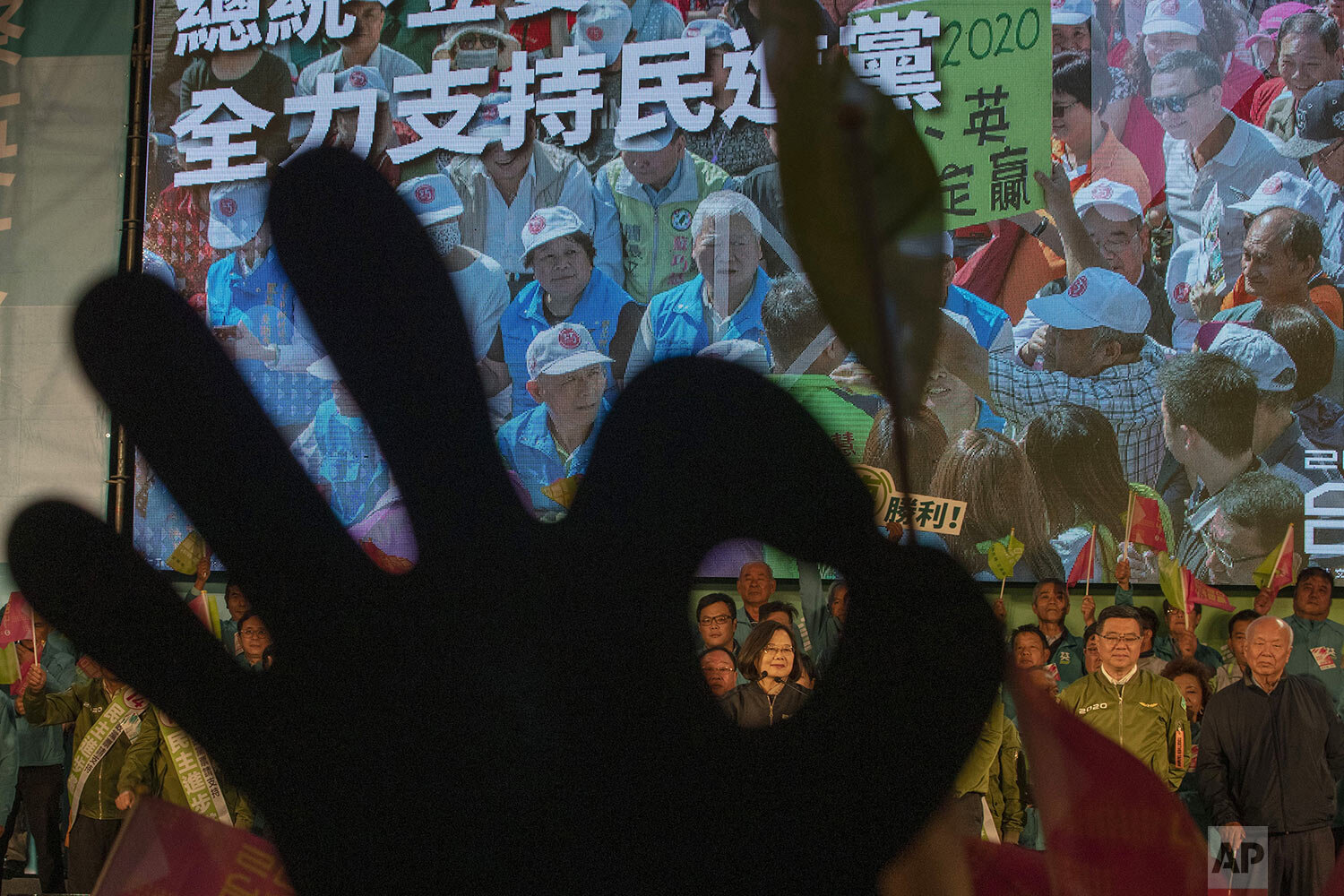  Tsai Ing-wen, Taiwan's President and the 2020 presidential election candidate for the Democratic Progressive Party (DPP), is framed by a sign board during an election campaign rally in northern Taiwan's Hsinchu province, Wednesday, Jan. 8, 2020.  (A