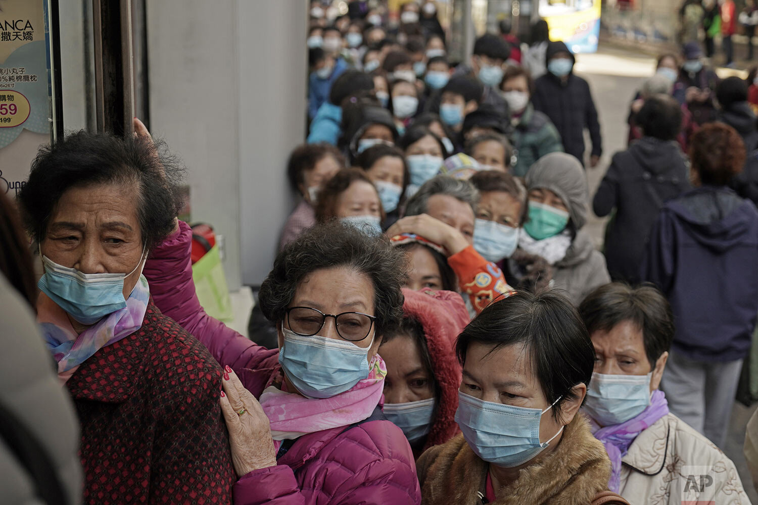  People queue up to buy face masks at a cosmetics shop in Hong Kong, Thursday, Jan. 30, 2020. (AP Photo/Kin Cheung) 