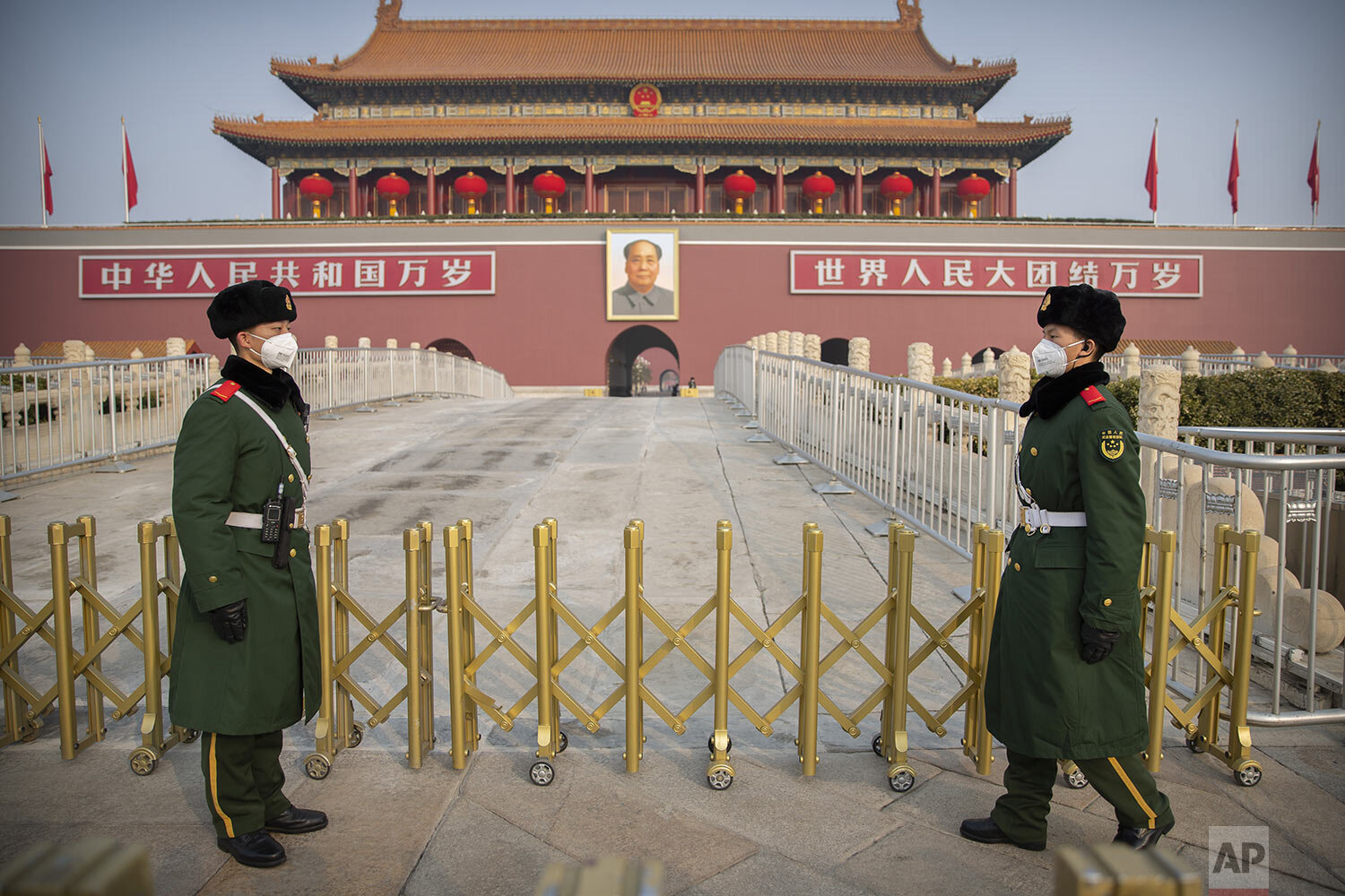  Paramilitary police wear face masks as they stand guard at Tiananmen Gate adjacent to Tiananmen Square in Beijing, Monday, Jan. 27, 2020. (AP Photo/Mark Schiefelbein) 