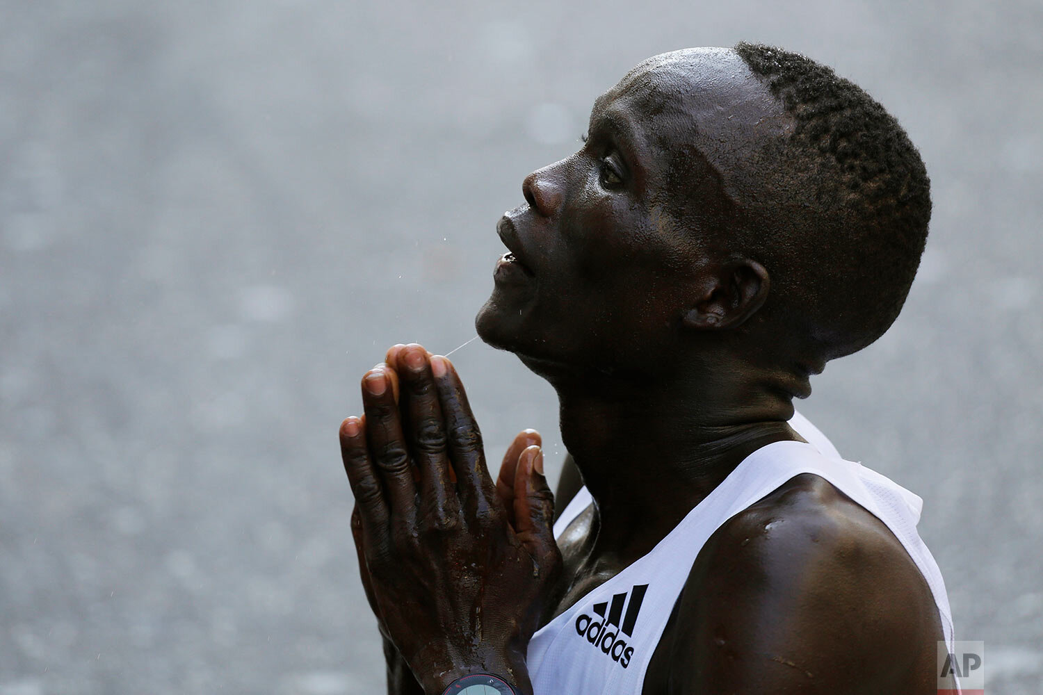  Kenya's Kibiwott Kandie celebrates after winning the annual Sao Silvestre race in Sao Paulo, Brazil, Tuesday, Dec. 31, 2019.  (AP Photo/Nelson Antoine) 