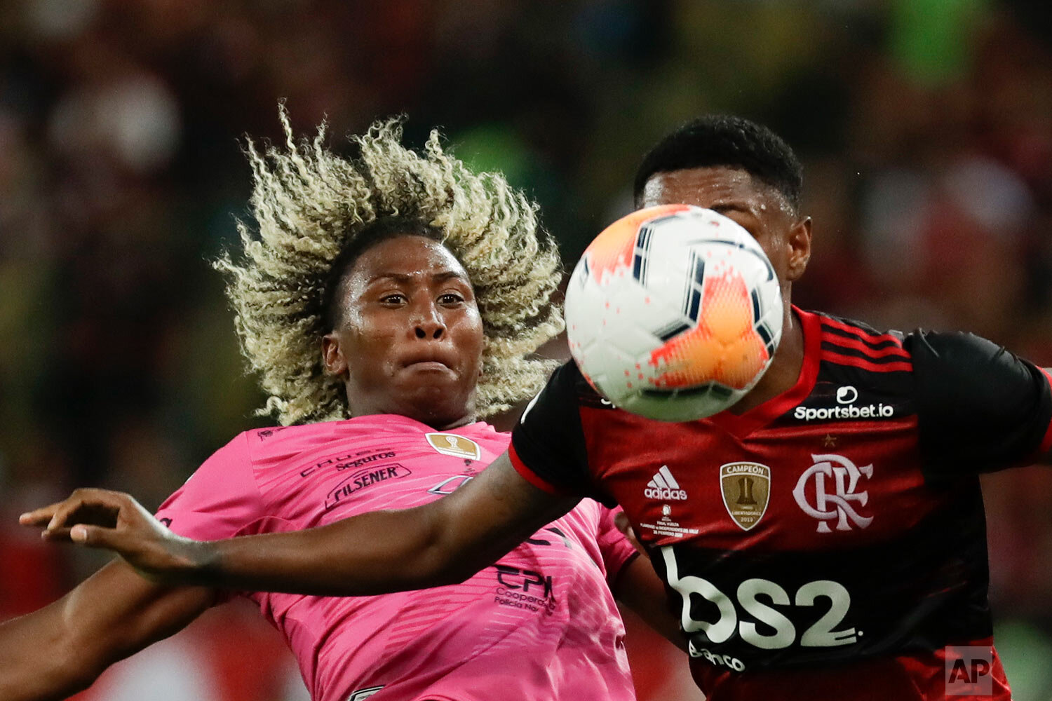  Angelo Preciado of Ecuador's Independiente del Valle, left, and Vitinho of Brazil's Flamengo vie for the ball during the final match of the Recopa at the Maracana stadium in Rio de Janeiro, Brazil, Wednesday, Feb. 26, 2020. (AP Photo/Leo Correa) 