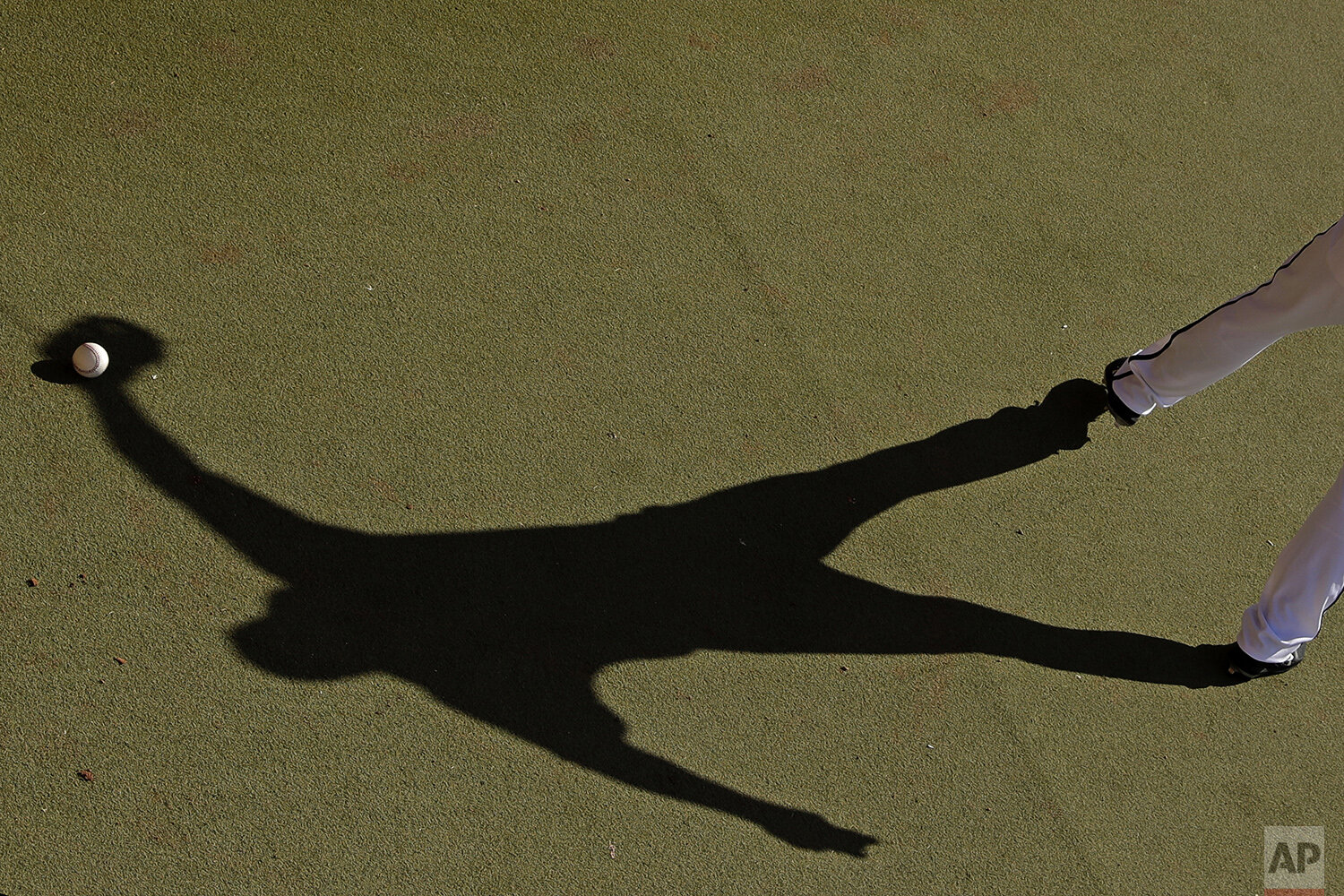  San Diego Padres' Jered Eickhoff warms up by throwing a ball against a wall during spring training baseball practice Tuesday, Feb. 18, 2020, in Peoria, Ariz. (AP Photo/Charlie Riedel) 