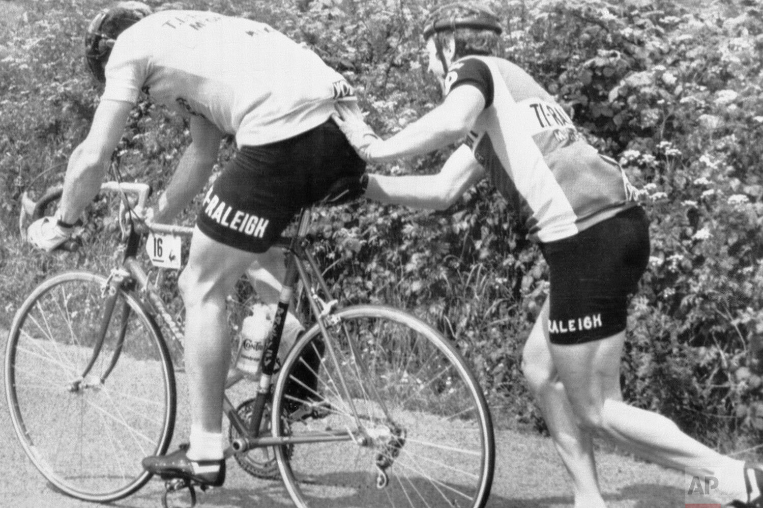  Dutch cyclist and race leader Jan Raas receives help from team mate Jose de Cauwer after suffering a puncture during the Bruxelles to Saint-Armand-Les-Eauxs leg of the Tour de France cycle race on July 1, 1978. (AP Photo/Bodini) 