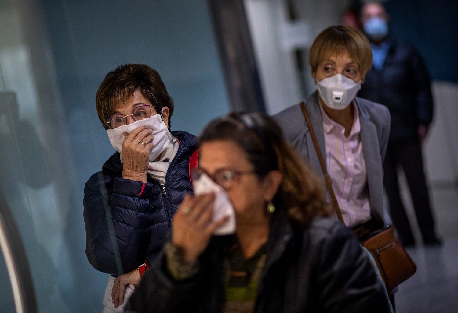  People wait their turn for a blood sample in a hallway of a hospital in Barcelona, Spain, March 18, 2020. Spain will mobilize 200 billion euros or the equivalent to one fifth of the country's annual output in loans, credit guarantees and subsidies f