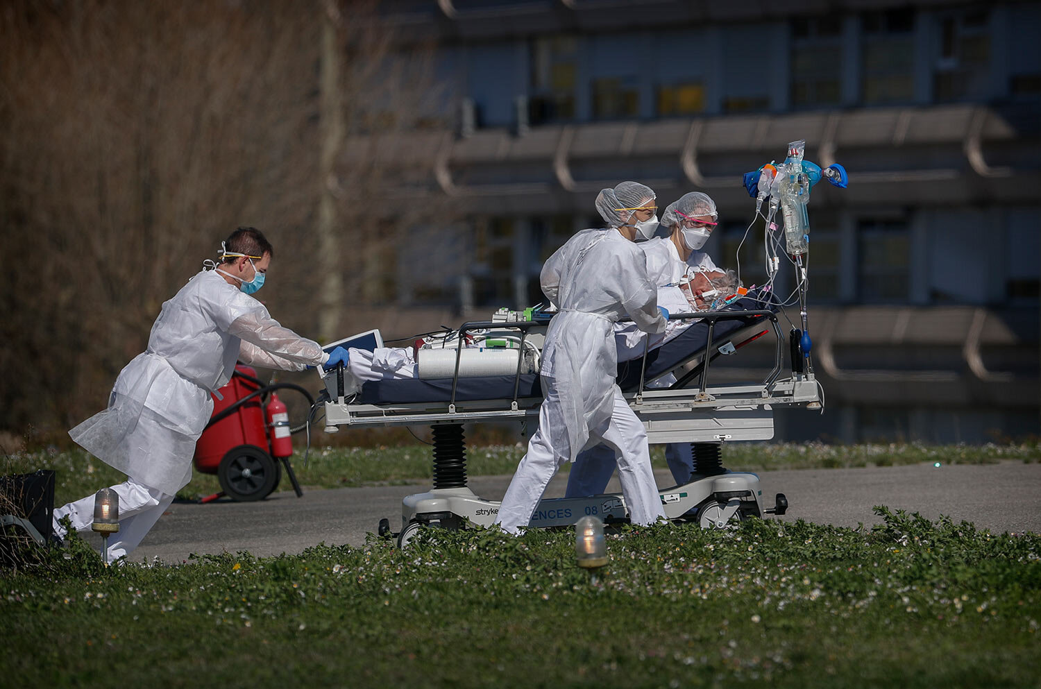  A victim of the Covid-19 virus is evacuated from the Mulhouse civil hospital, eastern France, March 23, 2020. (AP Photo/Jean-Francois Badias) 