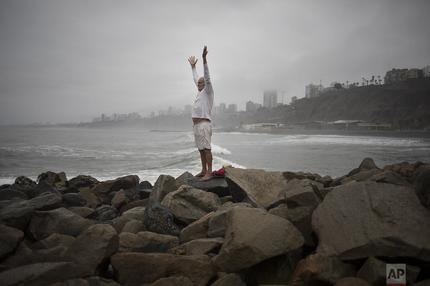  Tomas Cabrera, 86, meditates on a jetty along the Pacific coast in Lima, Peru, March 24, 2020, defying a stay-at-home order decreed by the government to help reduce the spread of the novel coronavirus. (AP Photo/Rodrigo Abd) 