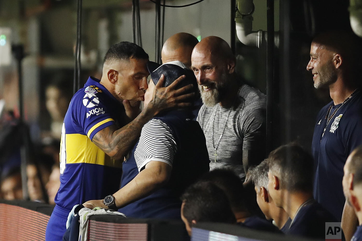  Boca Juniors' Carlos Tevez, left, kisses Gimnasia y Esgrima 's coach Diego Maradona prior to an Argentina's soccer league match at La Bombonera stadium in Buenos Aires, Argentina, March 7, 2020. (AP Photo/Natacha Pisarenko) 