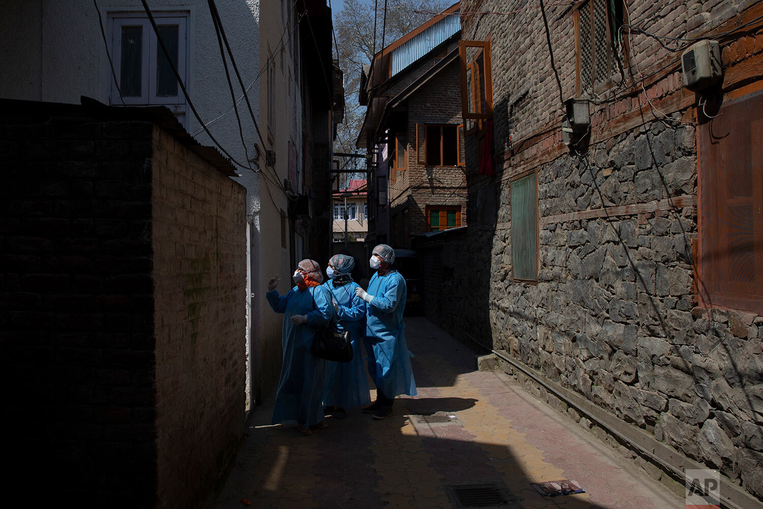  Kashmiri health workers prepares to enter a residential building during contact-tracing drive after the first person in the region was tested positive for COVID-19 in Srinagar, Indian controlled Kashmir, Thursday, March 19, 2020.(AP Photo/ Dar Yasin