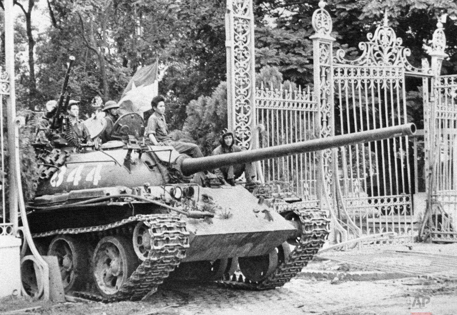  A Provisional Revolutionary Government (PRG) tank enters the gates of the Presidential Palace in Saigon on May 1, 1975. (AP Photo/Frances Starner) 