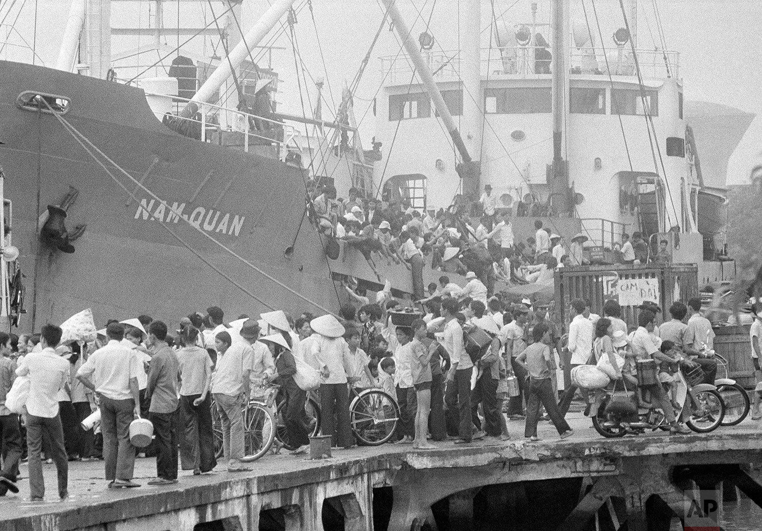  Evacuees board a boat on the Saigon water front in Saigon as PRG troops closing in on April 30, 1975. (AP Photo/Matt Franjola) 