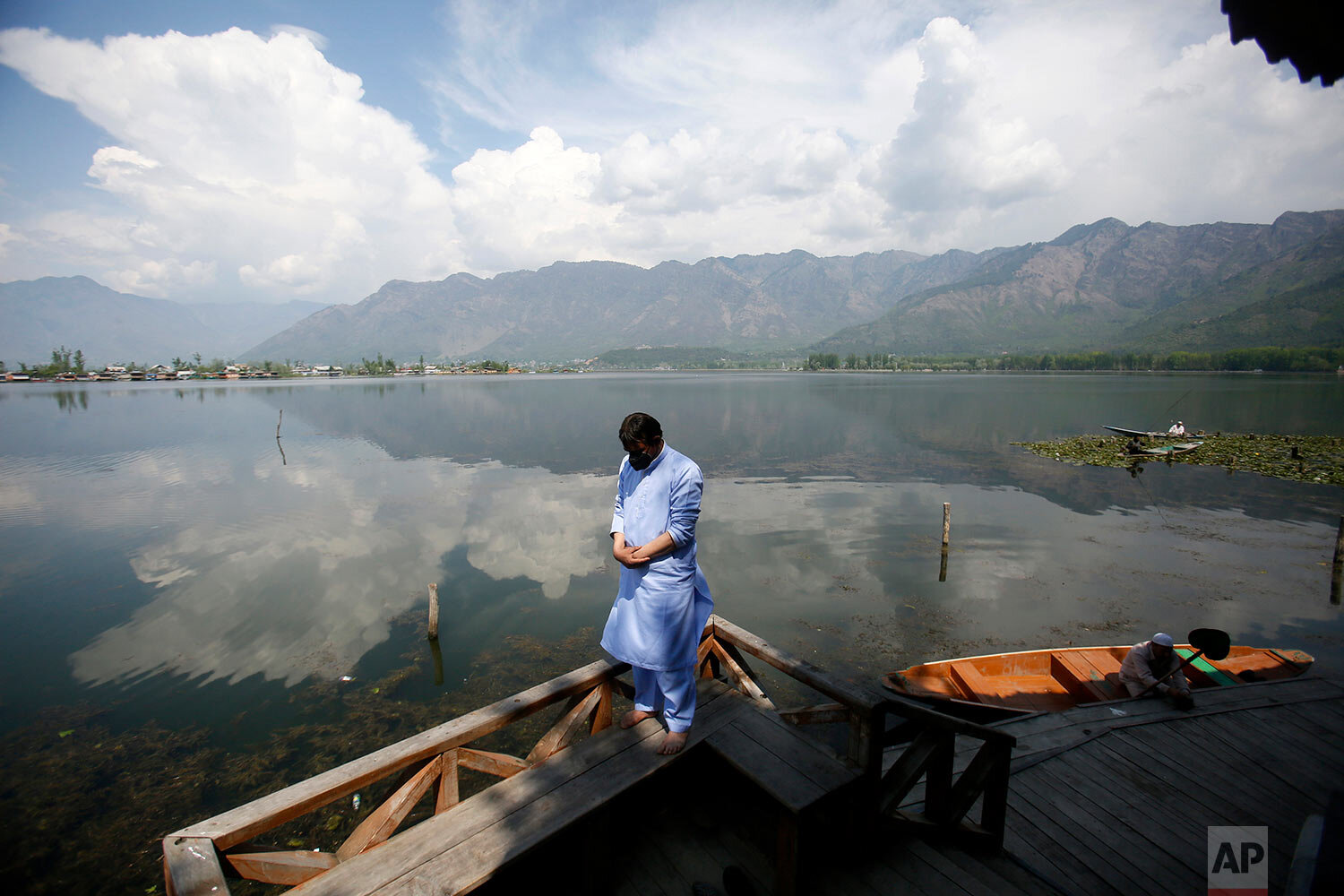  A Kashmiri Muslim man offers prayer on the banks of Dal Lake on the second day of Ramadan during lockdown to prevent the spread of the new coronavirus in Srinagar, Indian controlled Kashmir, Sunday, April 26, 2020. . (AP Photo/Mukhtar Khan) 