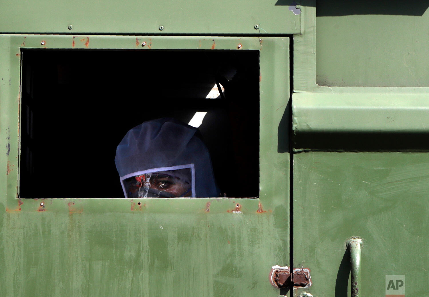  A civic worker sits inside a garbage truck carrying waste material from quarantine centers and hospitals treating COVID-19 patients in Mumbai, India, Friday, April 10, 2020. (AP Photo/Rajanish Kakade) 