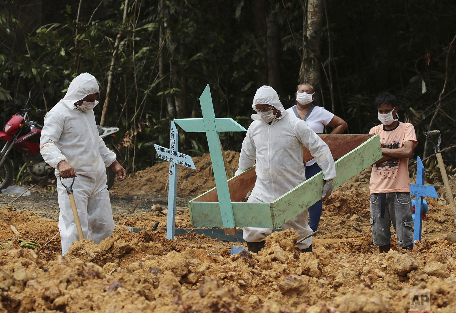  Funeral workers in protective gear prepare a grave at the Nossa Senhora Aparecida cemetery, for a woman who is suspected to have died of COVID-19, in Manaus, Amazonas state, Brazil, April 16, 2020. (AP Photo/Edmar Barros) 