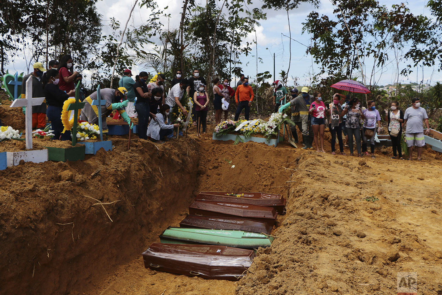  Relatives attend a mass burial at the Nossa Senhora Aparecida cemetery, in Manaus, Amazonas state, Brazil, April 21, 2020. (AP Photo/Edmar Barros) 