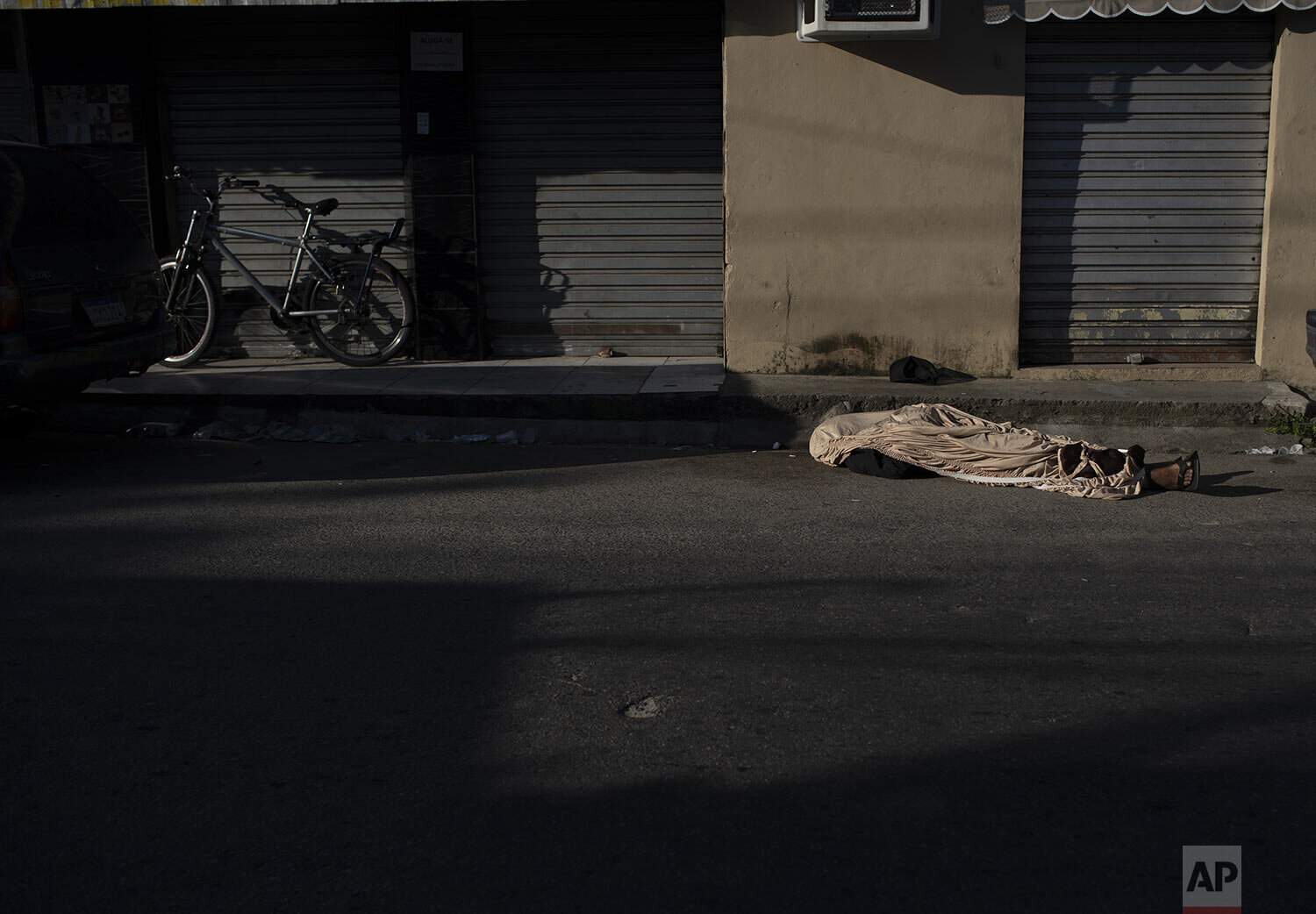  The body of Luiz Carlos Da Rocha, 36, lies on a street where he dropped dead at the Alemao Complex slum of Rio de Janeiro, Brazil, April 28, 2020. (AP Photo/Silvia Izquierdo) 