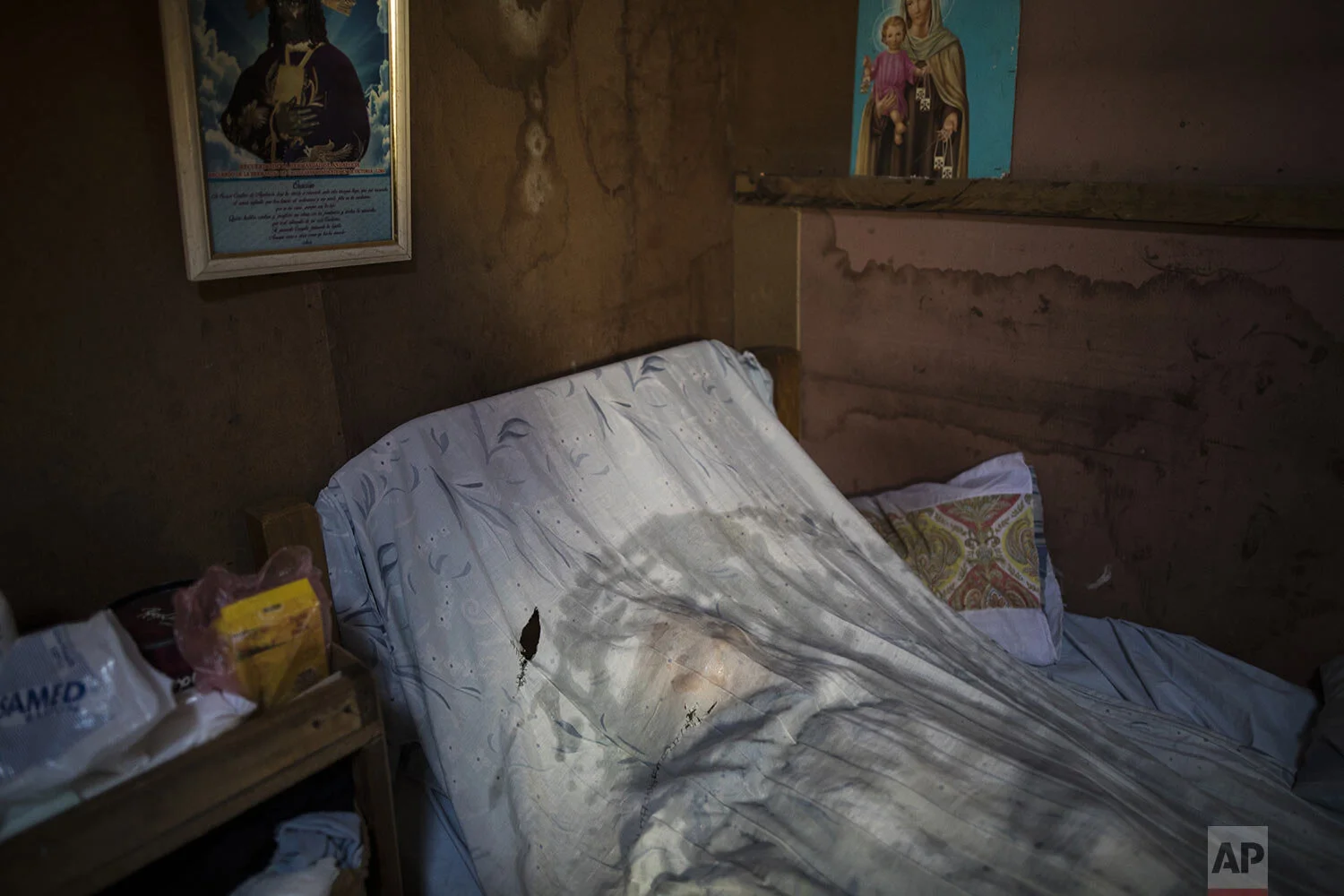  A bed sheet moistened with sodium hypochlorite covers the body of a person suspected to have died from the new coronavirus, in Lima, Peru, May 13, 2020. (AP Photo/Rodrigo Abd) 