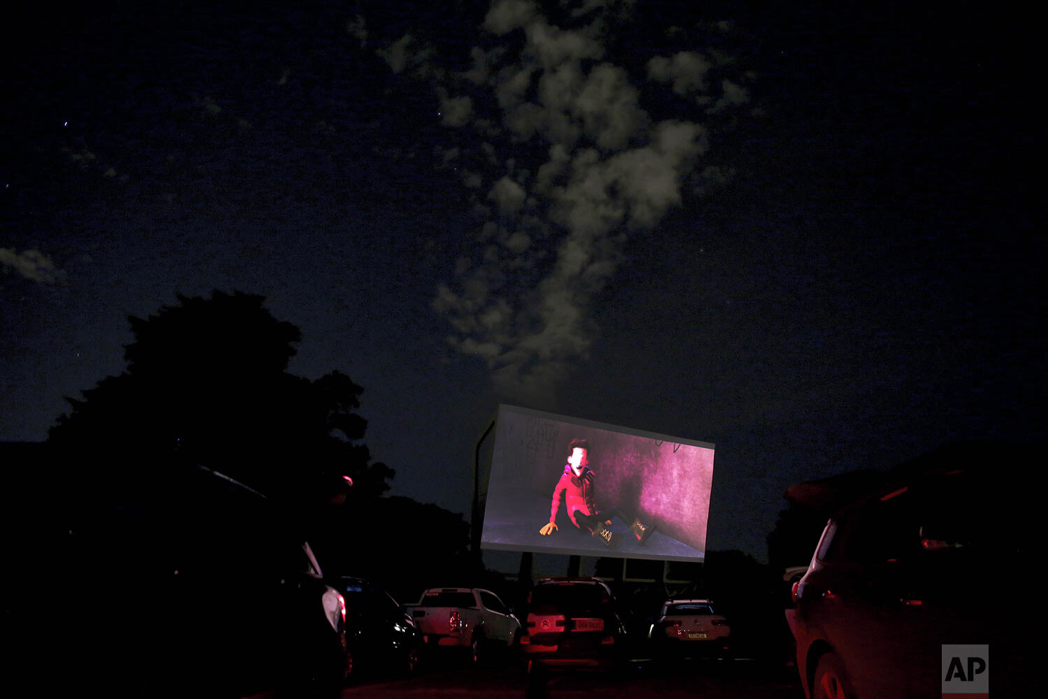  A screen plays a movie at a drive-in movie theater where drivers must leave one space empty between them amid the new coronavirus pandemic in Brasilia, Brazil, May 13, 2020. (AP Photo/Eraldo Peres) 