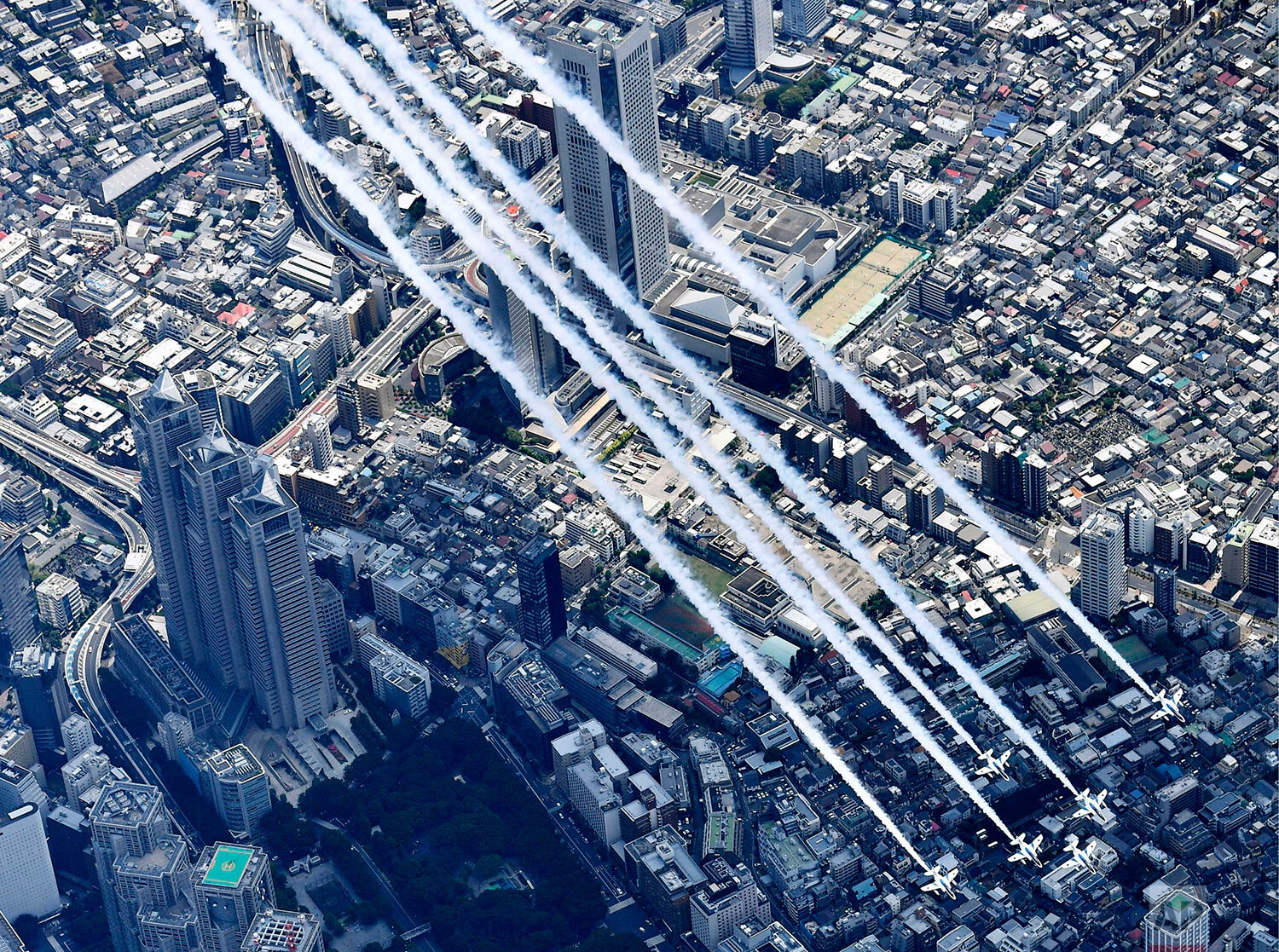  Blue Impulse of the Japan Air Self-Defense Force fly over Tokyo as they perform a demonstration flight to express support and gratitude for medical workers, Friday, May 29, 2020. (Kyodo News via AP) 