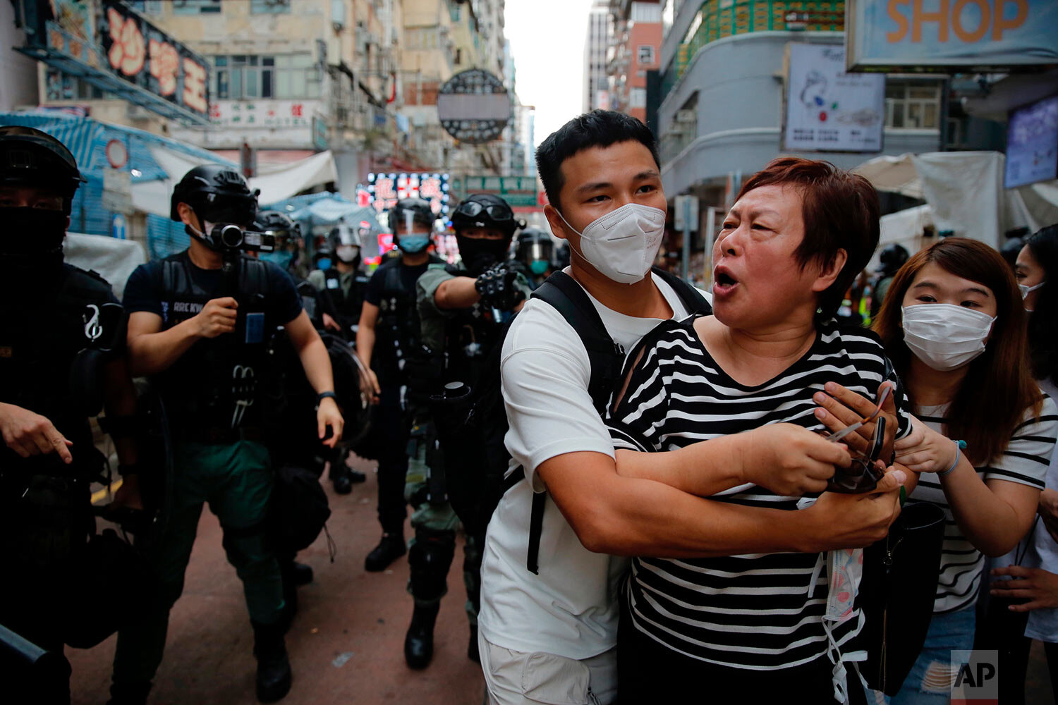  A woman argues with police as she was told to stay away from the area in Mongkok, Hong Kong, Wednesday, May 27, 2020. (AP Photo/Kin Cheung) 