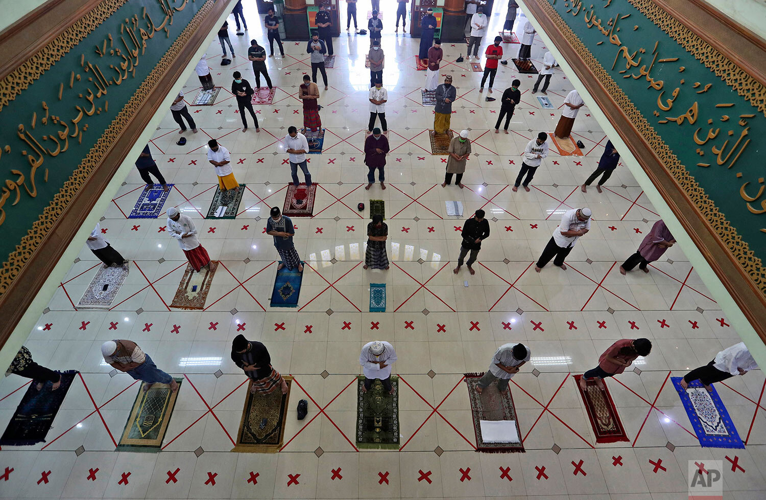  Muslims pray spaced apart to help curb the spread of the coronavirus during a Friday prayer at the Al Barkah Grand Mosque in Bekasi on the outskirts of Jakarta, Indonesia, Friday, May 29, 2020. (AP Photo/Achmad Ibrahim) 