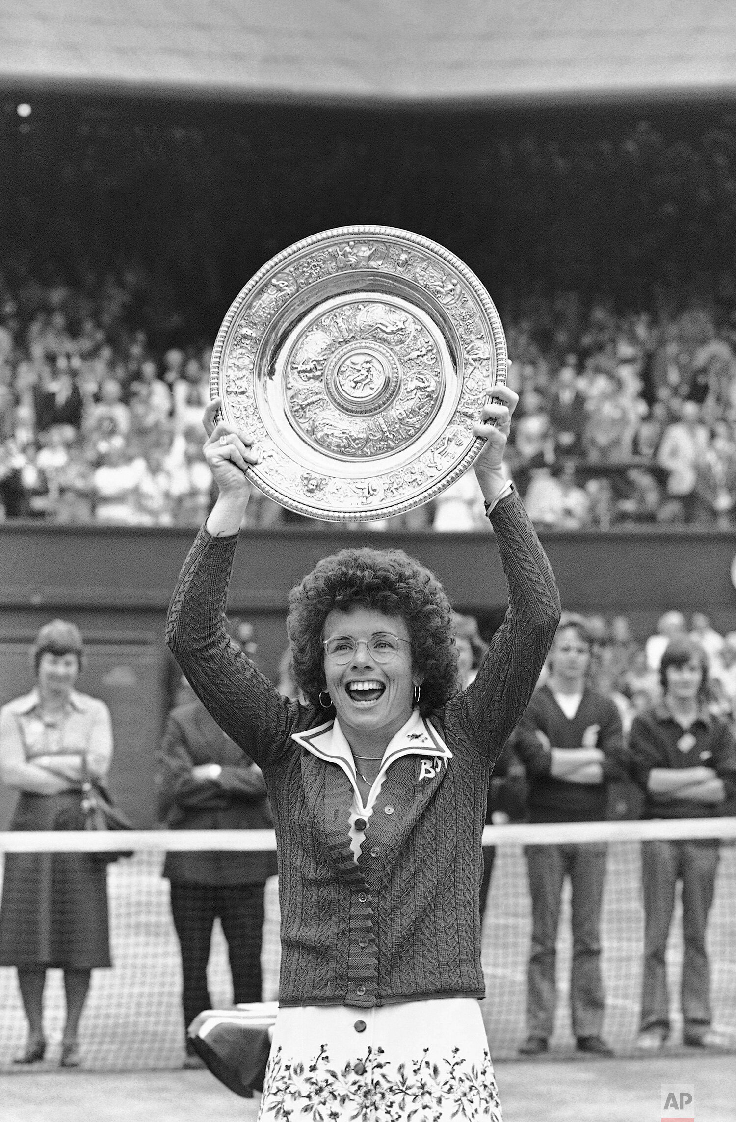  U.S.A. tennis player Billie Jean King holds the winner's plate after she won the ladies singles final, of the All England Lawn Tennis Championship at Wimbledon on July 4, 1975, for the sixth time. (AP Photo) 