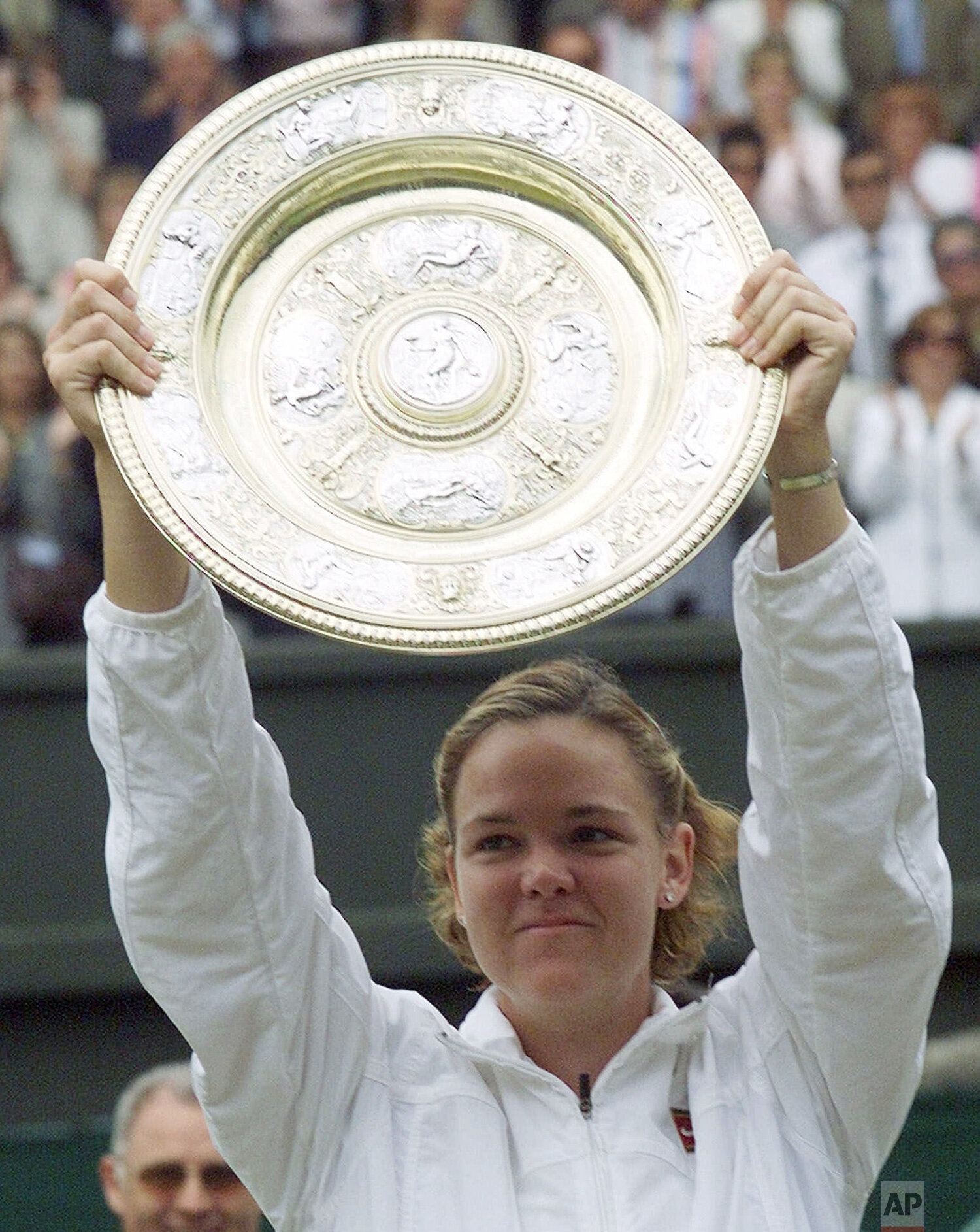  Lindsay Davenport holds her trophy, after defeating Steffi Graf in the women's singles final on Wimbledon's Center Court, Sunday July 4, 1999.  Davenport won the final 6-4, 7-5 to win the championship for the first time. (AP Photo/Dave Caulkin) 