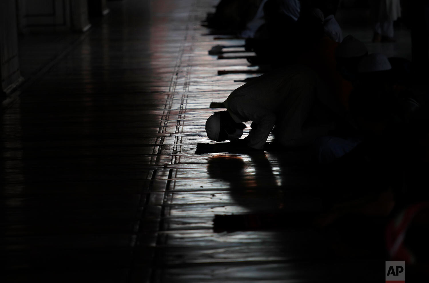  Indian Muslims offer prayers after Jama Mosque opened after lockdown in New Delhi, India, Monday, June 8, 2020. (AP Photo/Manish Swarup) 