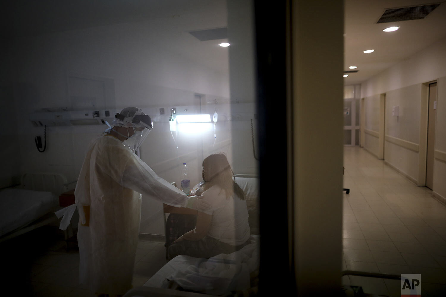  Dr. Juan Jose Comas attends to a patient infected with COVID-19 at the Ezeiza Hospital, southwest of Buenos Aires, Argentina, Thursday, July 16, 2020. (AP Photo/Natacha Pisarenko) 